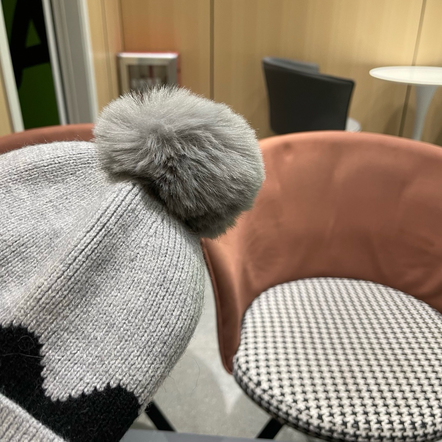 MONCLER（蒙口） 双层保暖加绒加厚简约时尚带毛球护耳毛绒针织帽提花拼色欧美女款