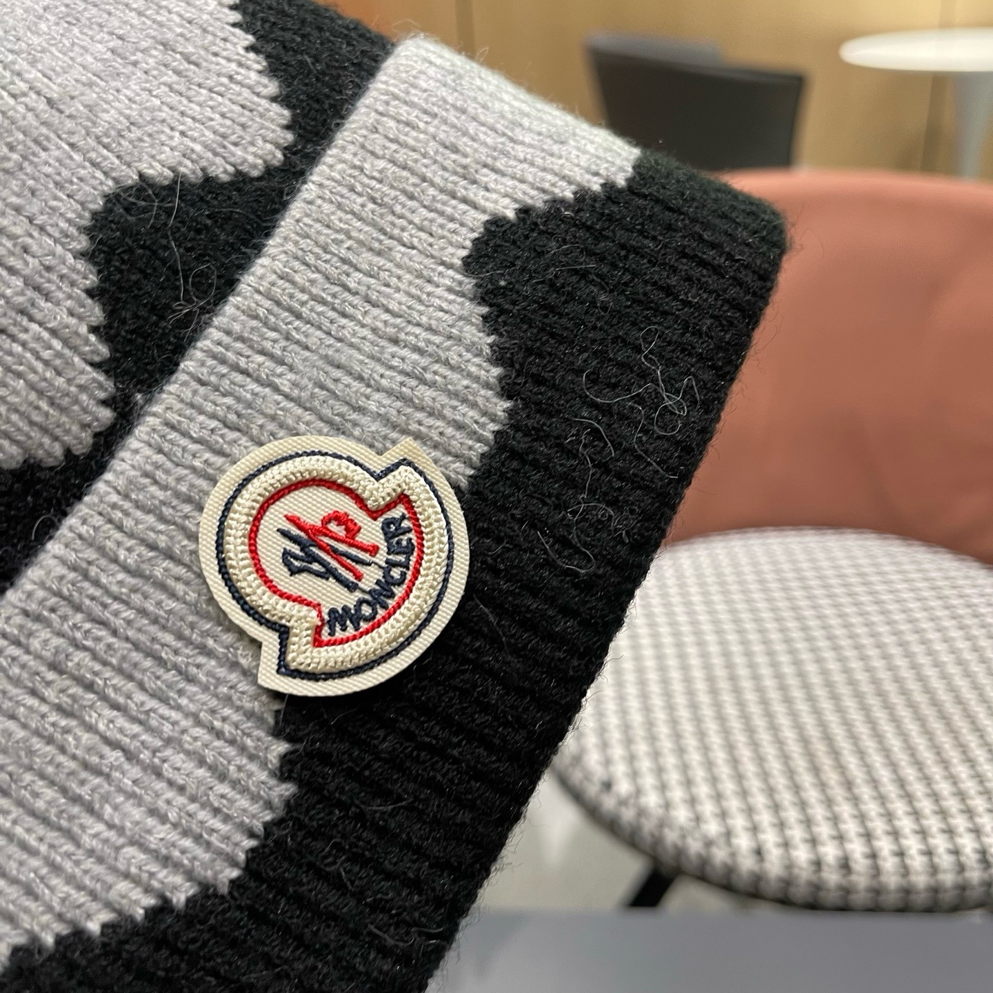 MONCLER（蒙口） 双层保暖加绒加厚简约时尚带毛球护耳毛绒针织帽提花拼色欧美女款
