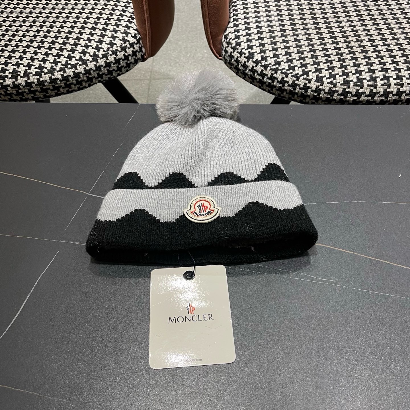 MONCLER（蒙口） 双层保暖加绒加厚简约时尚带毛球护耳毛绒针织帽提花拼色欧美女款