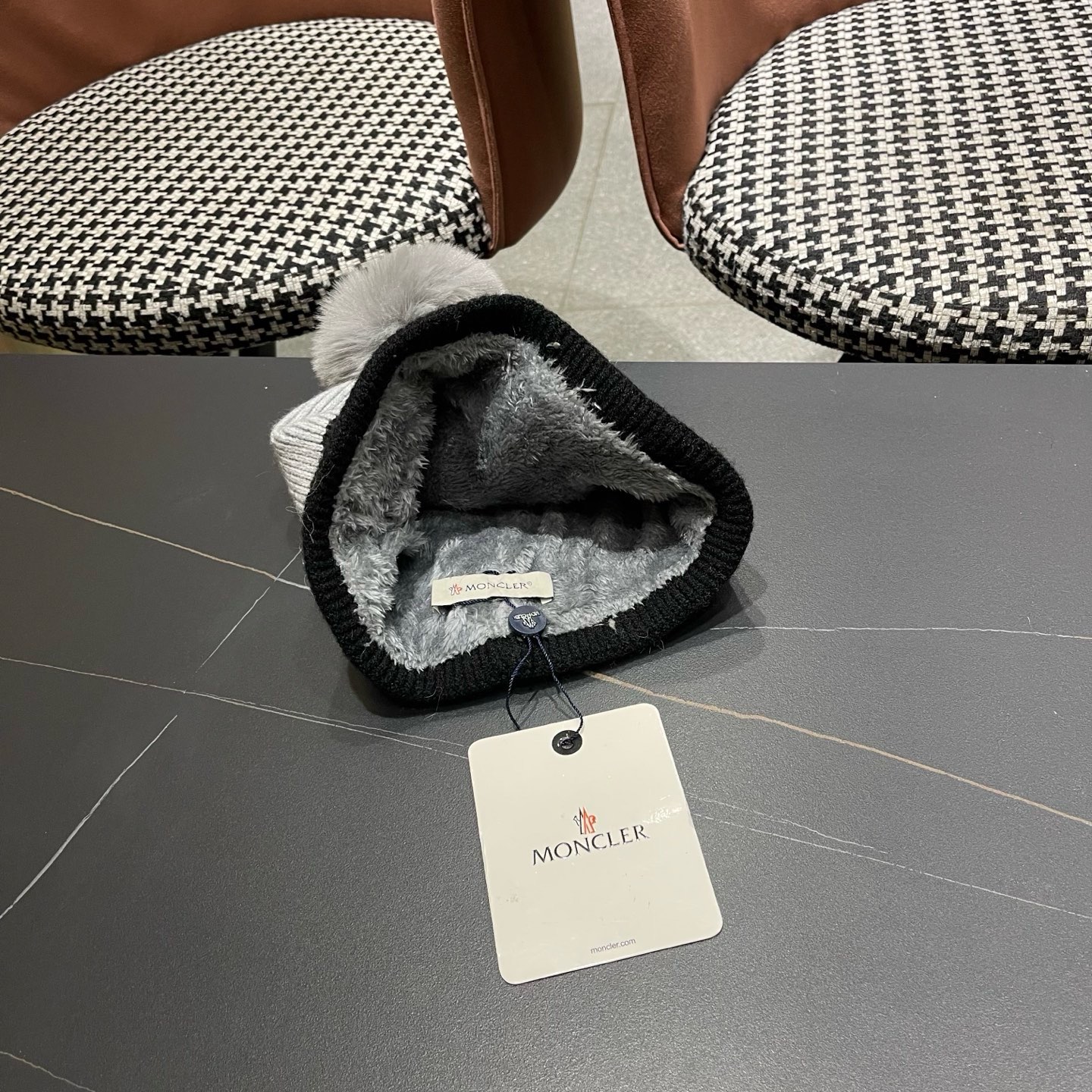 MONCLER（蒙口） 双层保暖加绒加厚简约时尚带毛球护耳毛绒针织帽提花拼色欧美女款