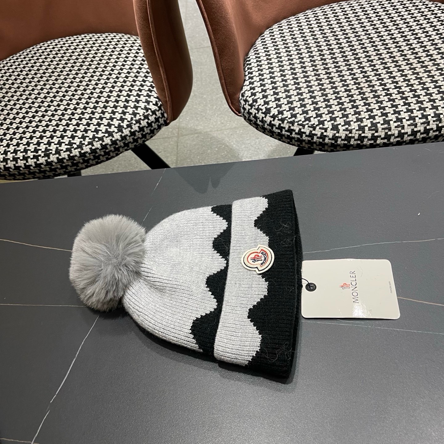 MONCLER（蒙口） 双层保暖加绒加厚简约时尚带毛球护耳毛绒针织帽提花拼色欧美女款