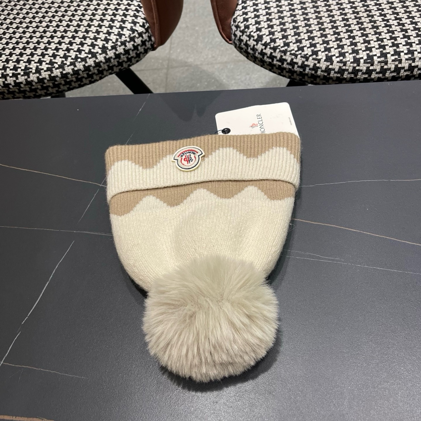 MONCLER（蒙口） 双层保暖加绒加厚简约时尚带毛球护耳毛绒针织帽提花拼色欧美女款