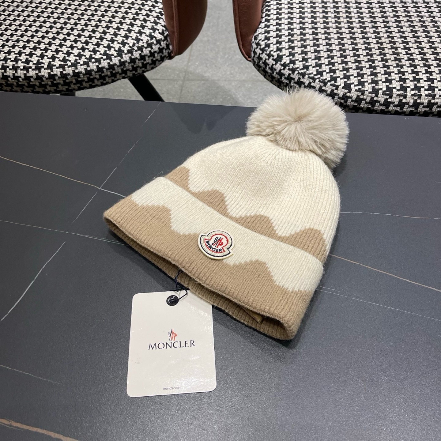 MONCLER（蒙口） 双层保暖加绒加厚简约时尚带毛球护耳毛绒针织帽提花拼色欧美女款