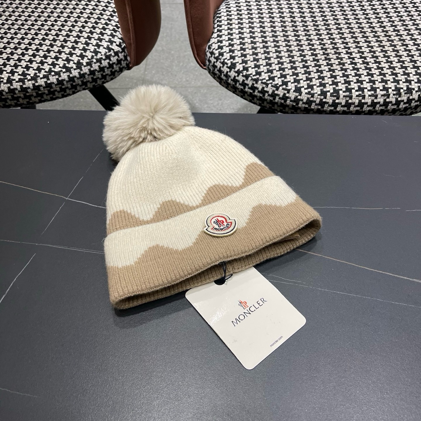 MONCLER（蒙口） 双层保暖加绒加厚简约时尚带毛球护耳毛绒针织帽提花拼色欧美女款