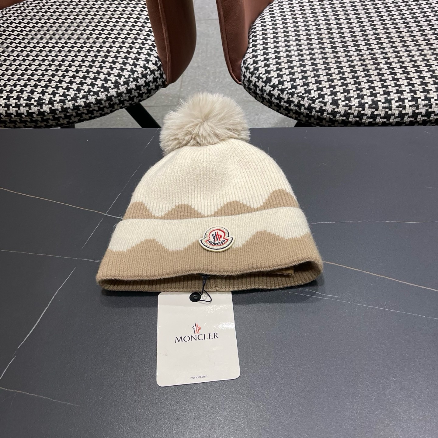 MONCLER（蒙口） 双层保暖加绒加厚简约时尚带毛球护耳毛绒针织帽提花拼色欧美女款