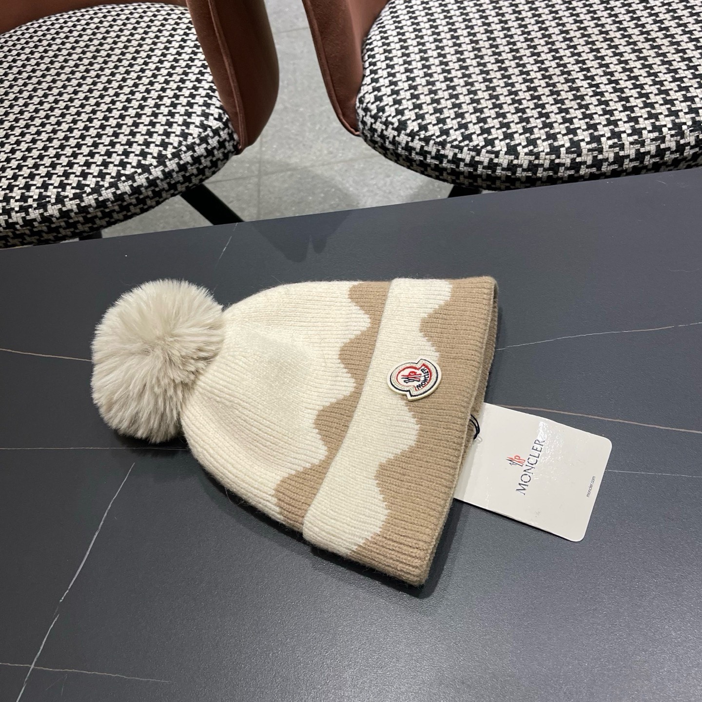 MONCLER（蒙口） 双层保暖加绒加厚简约时尚带毛球护耳毛绒针织帽提花拼色欧美女款