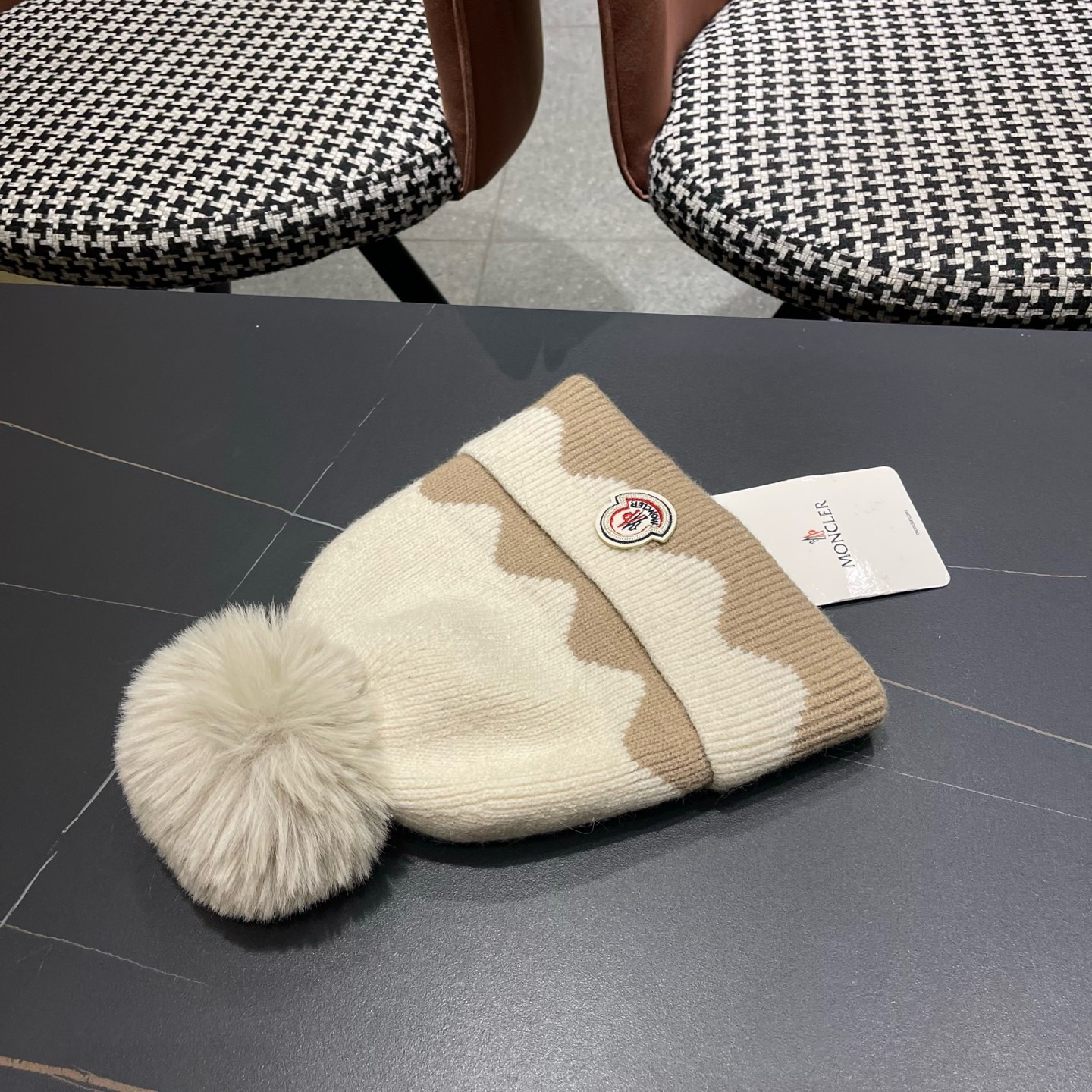 MONCLER（蒙口） 双层保暖加绒加厚简约时尚带毛球护耳毛绒针织帽提花拼色欧美女款