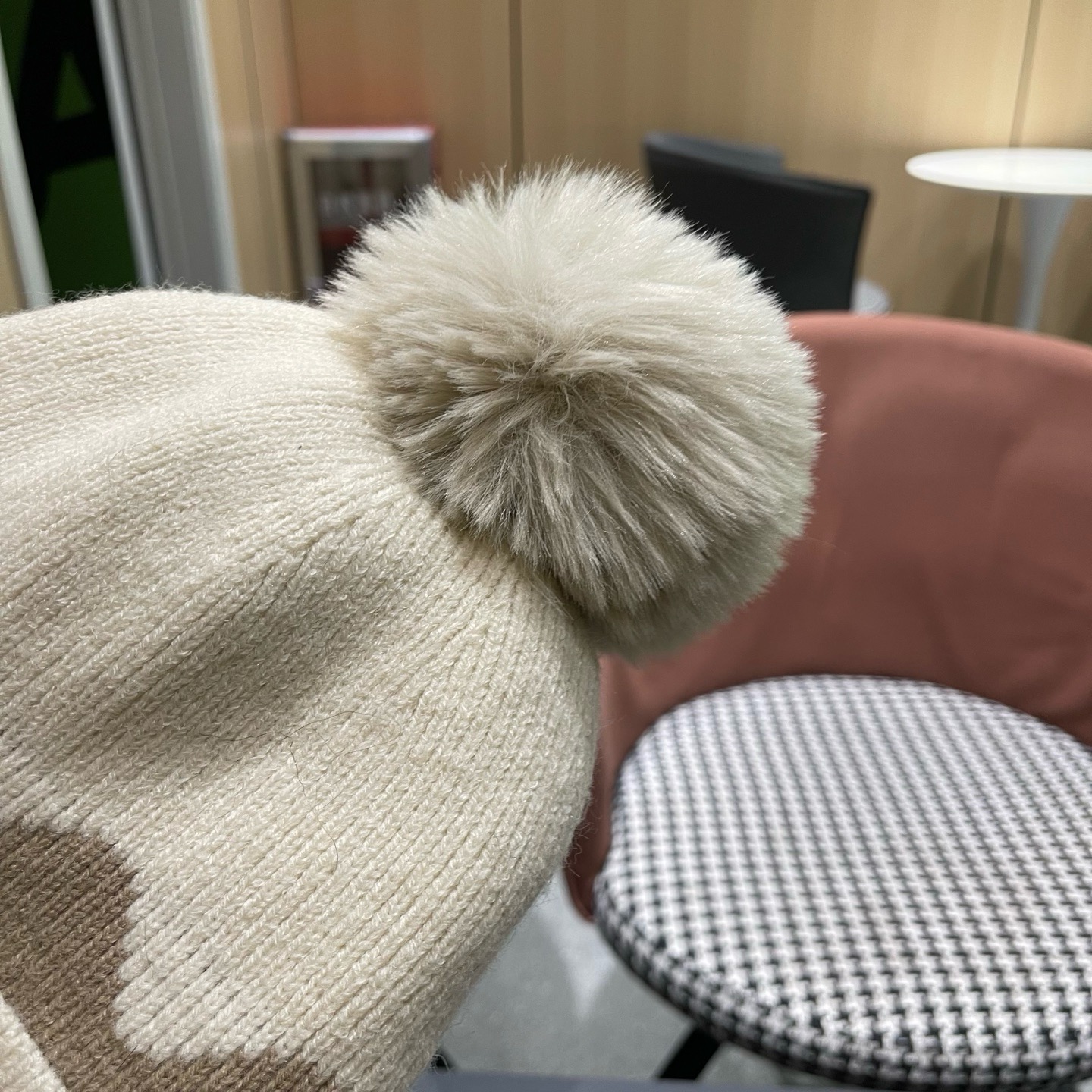 MONCLER（蒙口） 双层保暖加绒加厚简约时尚带毛球护耳毛绒针织帽提花拼色欧美女款