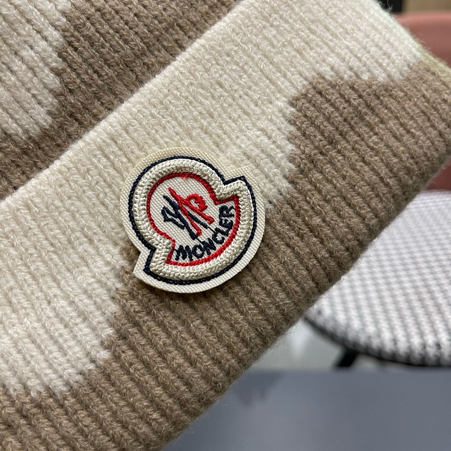 MONCLER（蒙口） 双层保暖加绒加厚简约时尚带毛球护耳毛绒针织帽提花拼色欧美女款