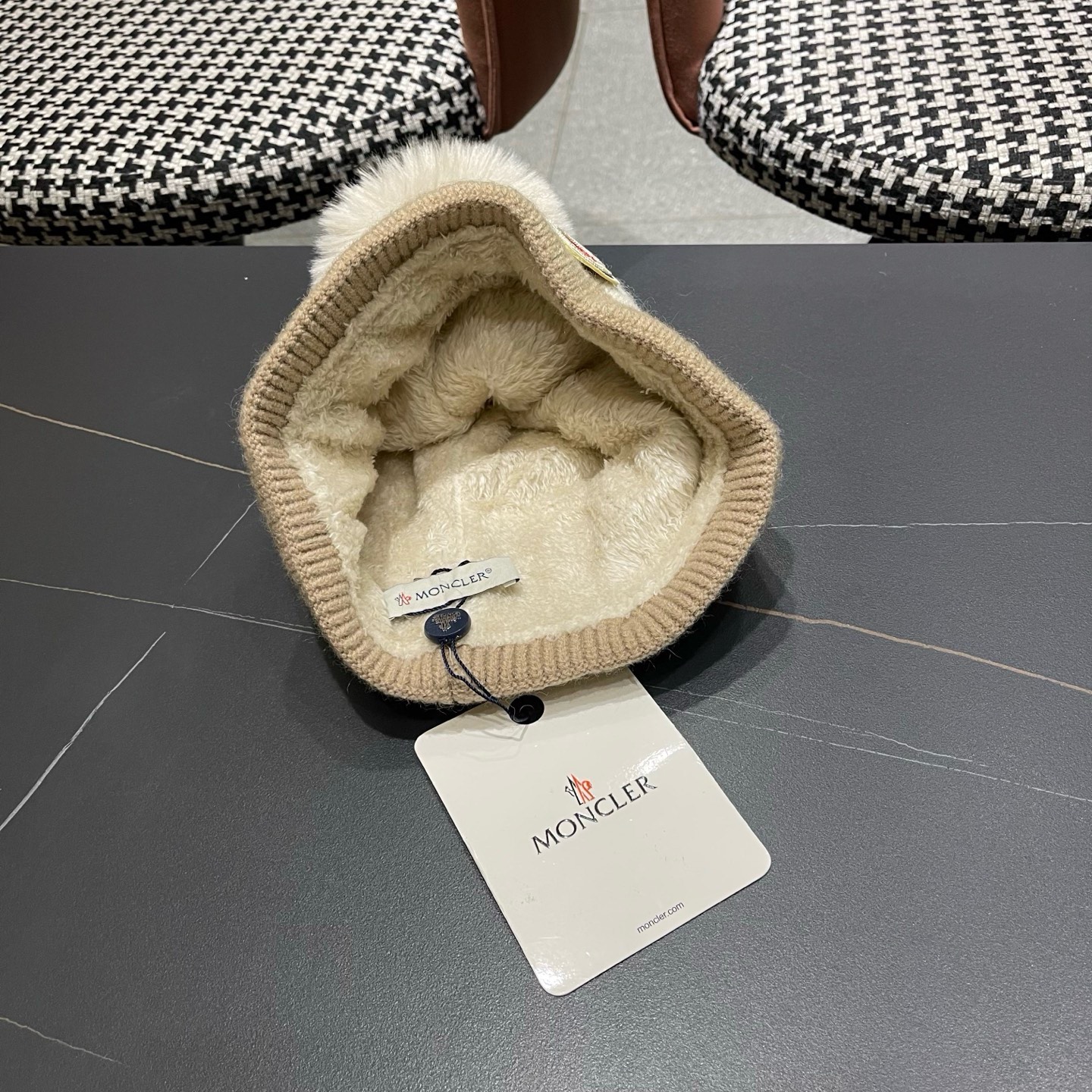 MONCLER（蒙口） 双层保暖加绒加厚简约时尚带毛球护耳毛绒针织帽提花拼色欧美女款