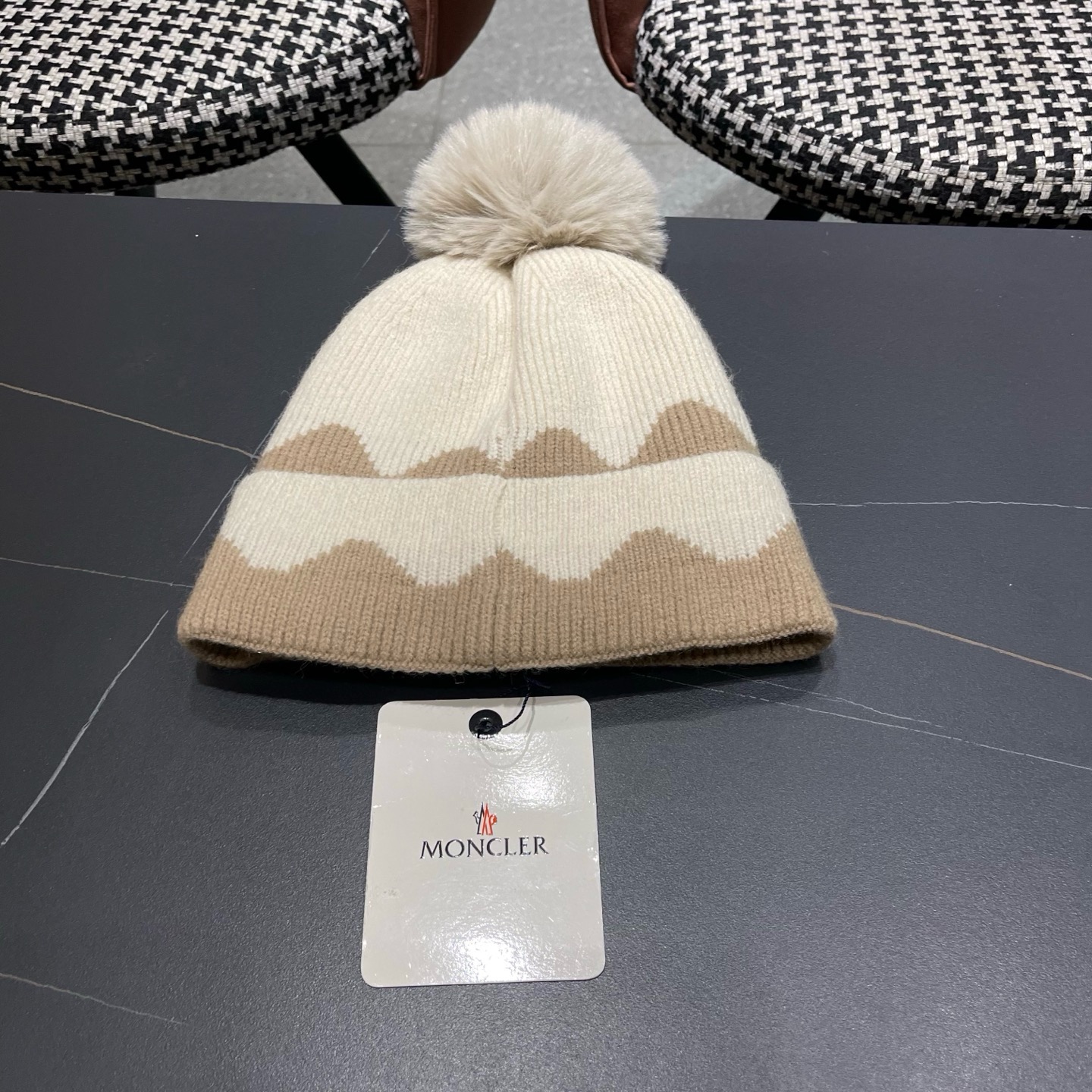 MONCLER（蒙口） 双层保暖加绒加厚简约时尚带毛球护耳毛绒针织帽提花拼色欧美女款