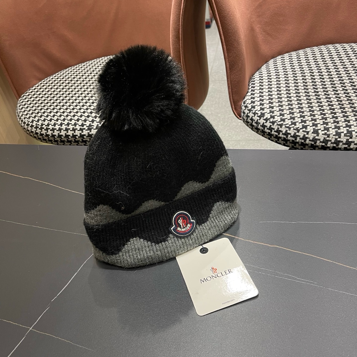 MONCLER（蒙口） 双层保暖加绒加厚简约时尚带毛球护耳毛绒针织帽提花拼色欧美女款