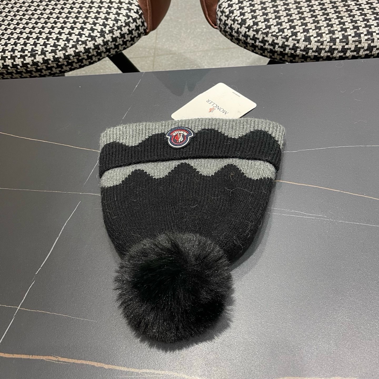MONCLER（蒙口） 双层保暖加绒加厚简约时尚带毛球护耳毛绒针织帽提花拼色欧美女款