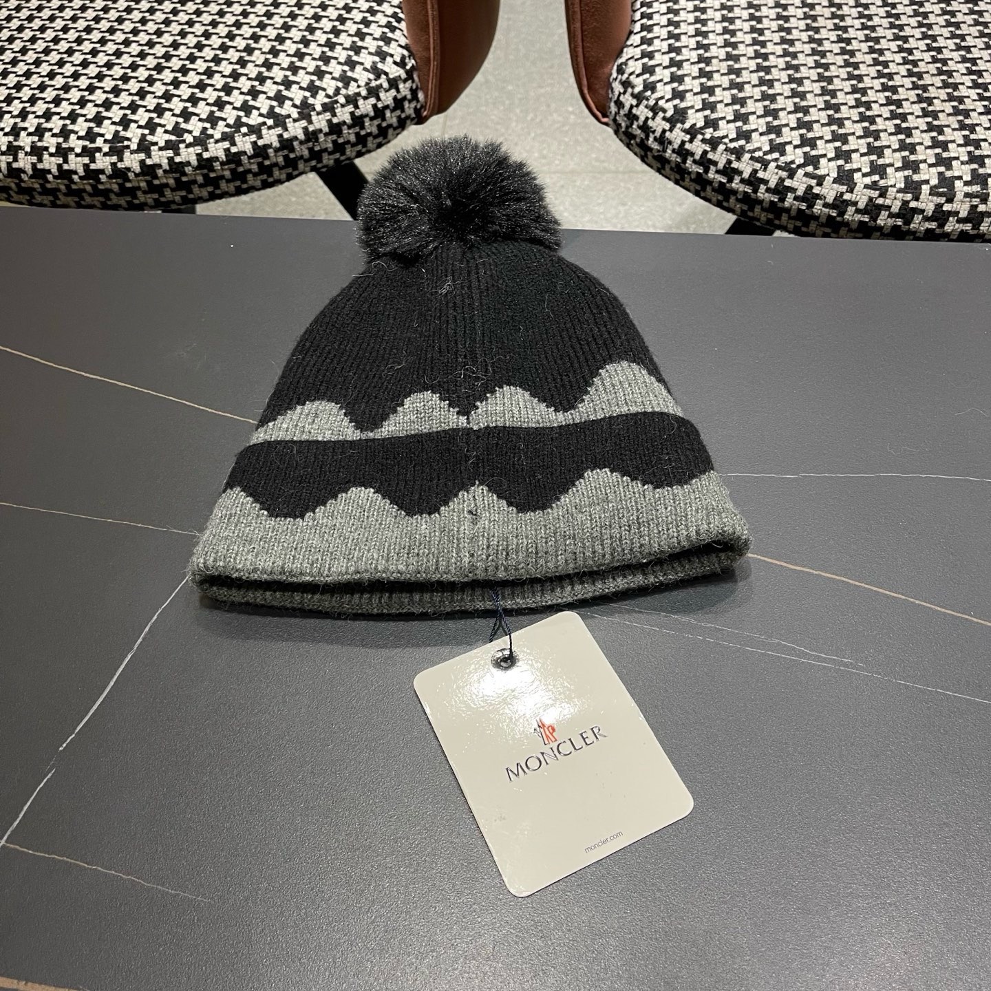 MONCLER（蒙口） 双层保暖加绒加厚简约时尚带毛球护耳毛绒针织帽提花拼色欧美女款