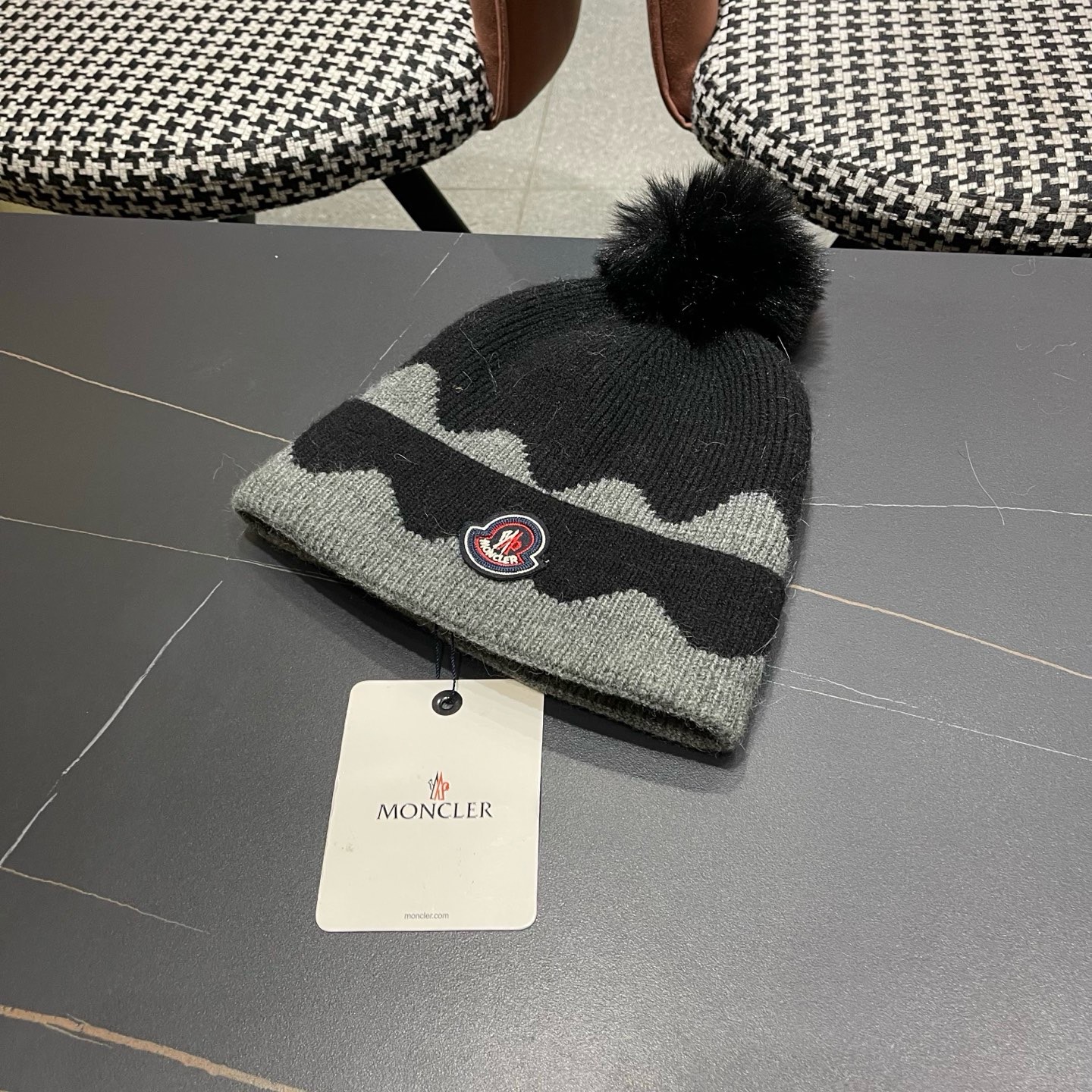 MONCLER（蒙口） 双层保暖加绒加厚简约时尚带毛球护耳毛绒针织帽提花拼色欧美女款