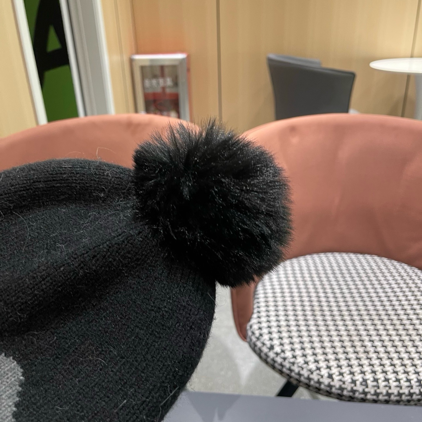 MONCLER（蒙口） 双层保暖加绒加厚简约时尚带毛球护耳毛绒针织帽提花拼色欧美女款