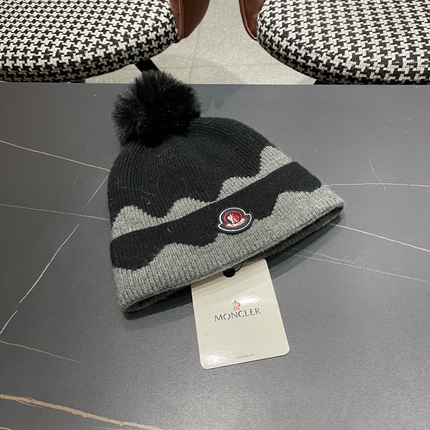 MONCLER（蒙口） 双层保暖加绒加厚简约时尚带毛球护耳毛绒针织帽提花拼色欧美女款