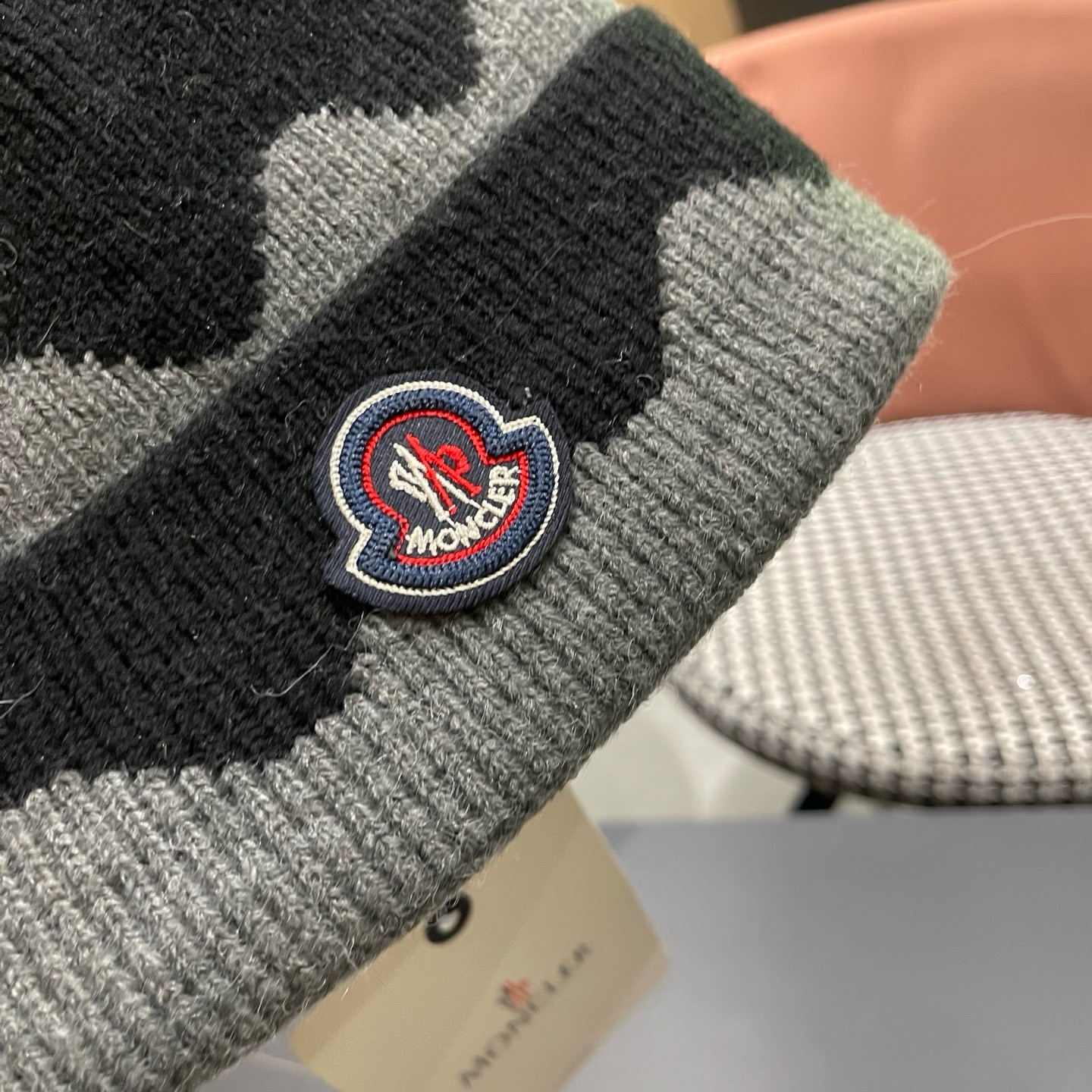 MONCLER（蒙口） 双层保暖加绒加厚简约时尚带毛球护耳毛绒针织帽提花拼色欧美女款