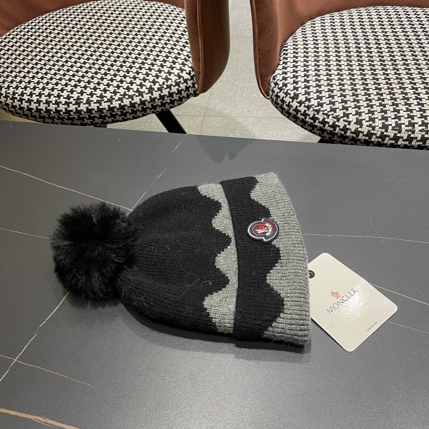 MONCLER（蒙口） 双层保暖加绒加厚简约时尚带毛球护耳毛绒针织帽提花拼色欧美女款
