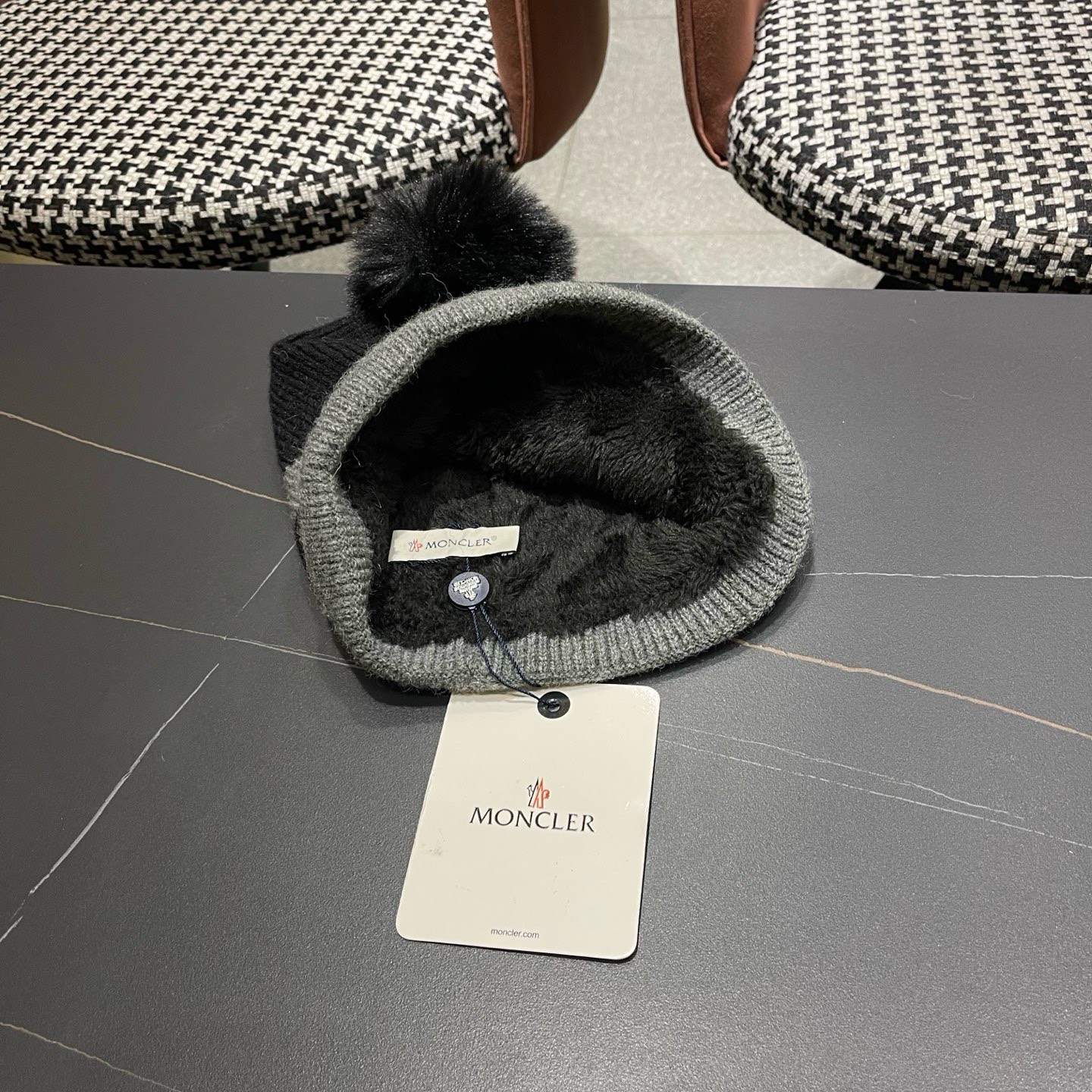 MONCLER（蒙口） 双层保暖加绒加厚简约时尚带毛球护耳毛绒针织帽提花拼色欧美女款