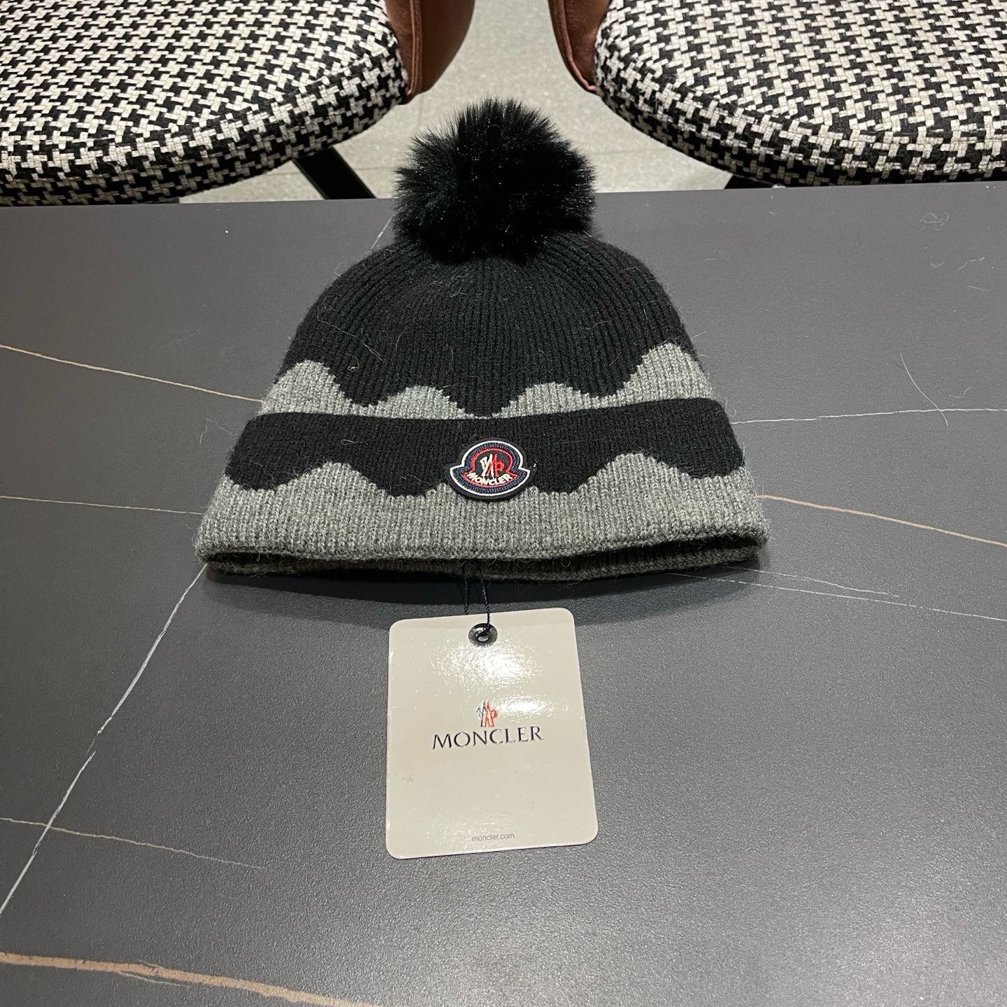 MONCLER（蒙口） 双层保暖加绒加厚简约时尚带毛球护耳毛绒针织帽提花拼色欧美女款