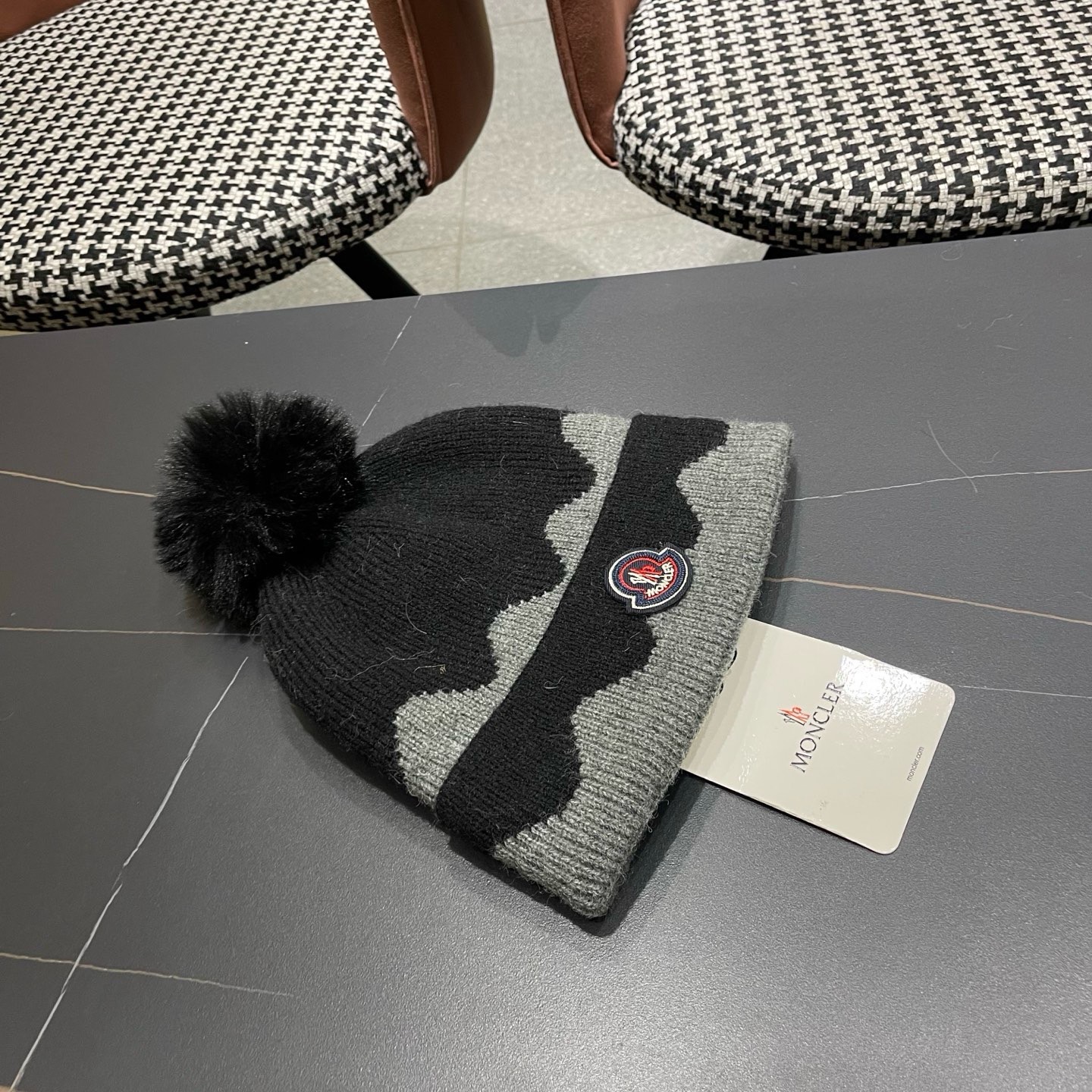 MONCLER（蒙口） 双层保暖加绒加厚简约时尚带毛球护耳毛绒针织帽提花拼色欧美女款