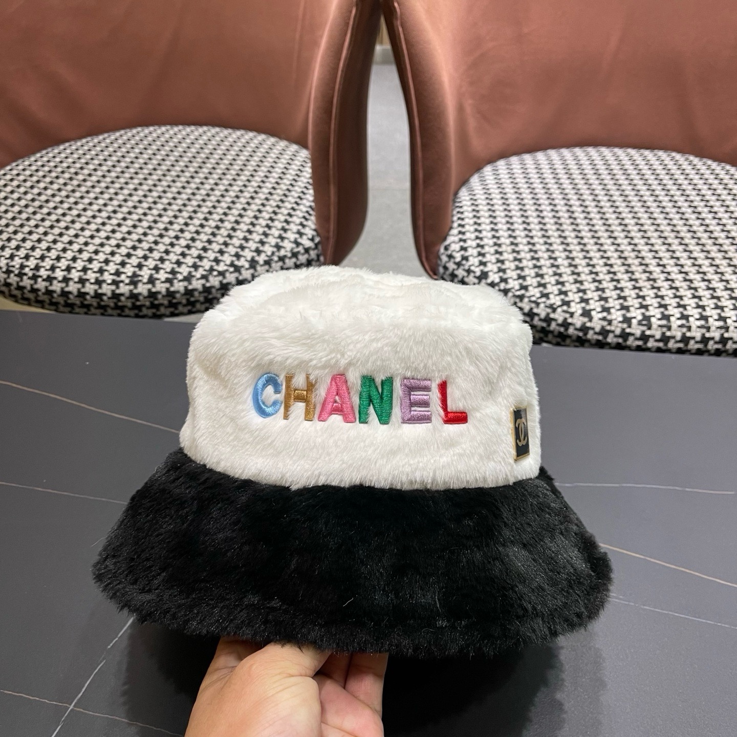 CHANEL香奈儿帽子女秋冬季显脸小字母毛绒渔夫帽加 厚保暖素颜遮脸百搭盆帽