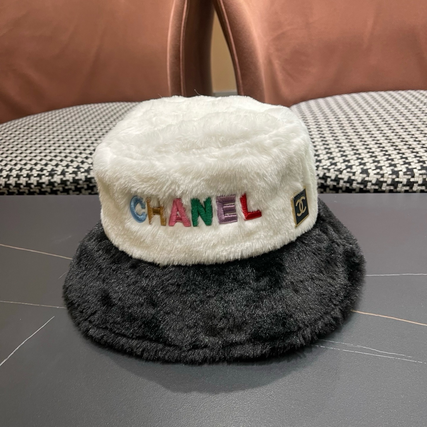 CHANEL香奈儿帽子女秋冬季显脸小字母毛绒渔夫帽加 厚保暖素颜遮脸百搭盆帽
