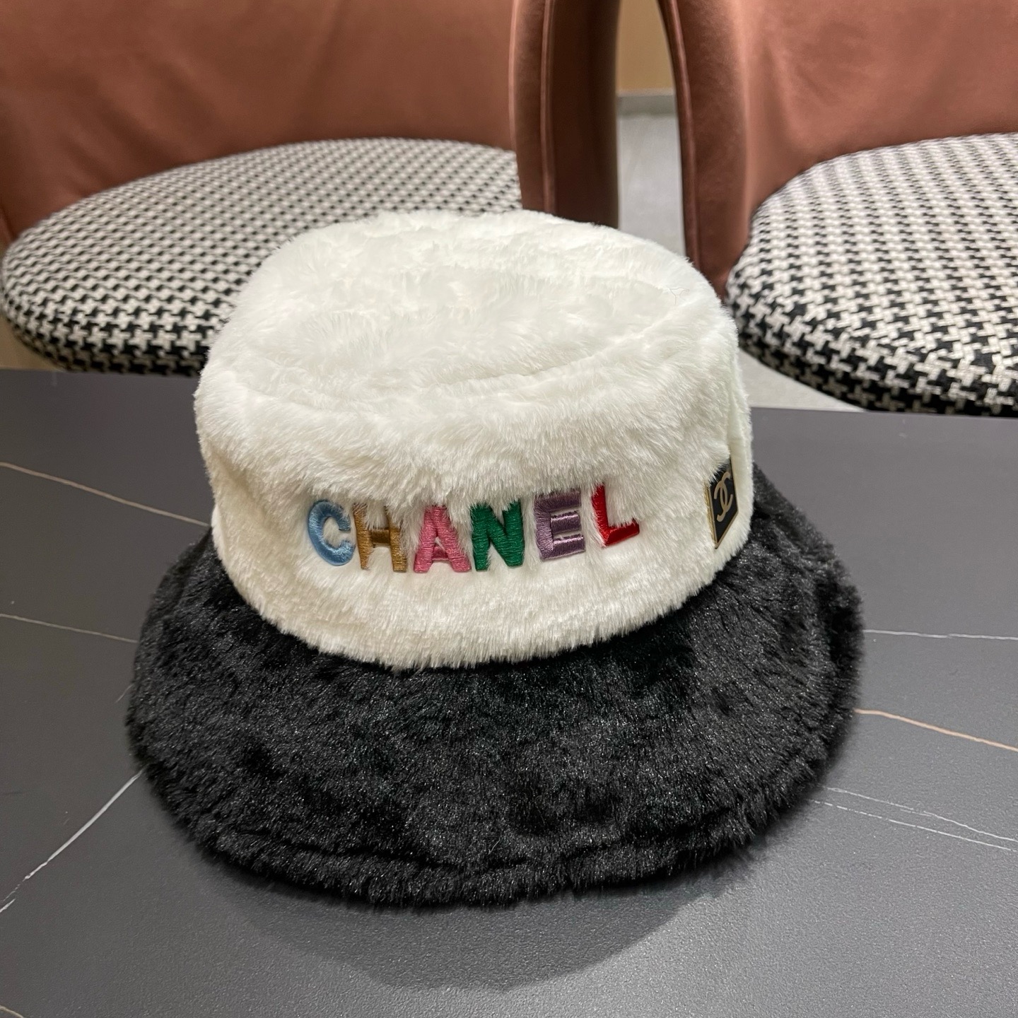 CHANEL香奈儿帽子女秋冬季显脸小字母毛绒渔夫帽加 厚保暖素颜遮脸百搭盆帽