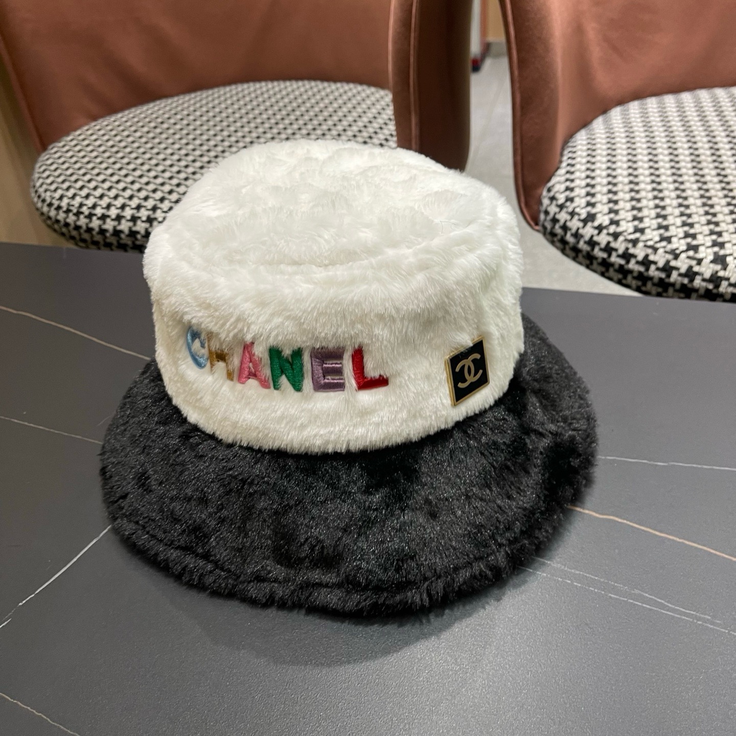 CHANEL香奈儿帽子女秋冬季显脸小字母毛绒渔夫帽加 厚保暖素颜遮脸百搭盆帽