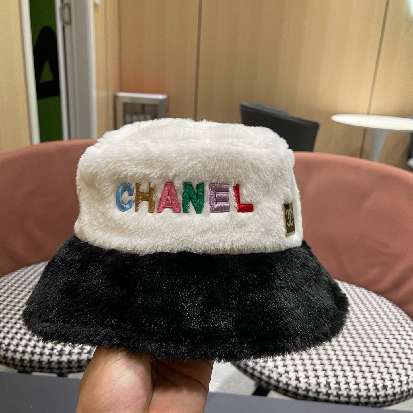 CHANEL香奈儿帽子女秋冬季显脸小字母毛绒渔夫帽加 厚保暖素颜遮脸百搭盆帽