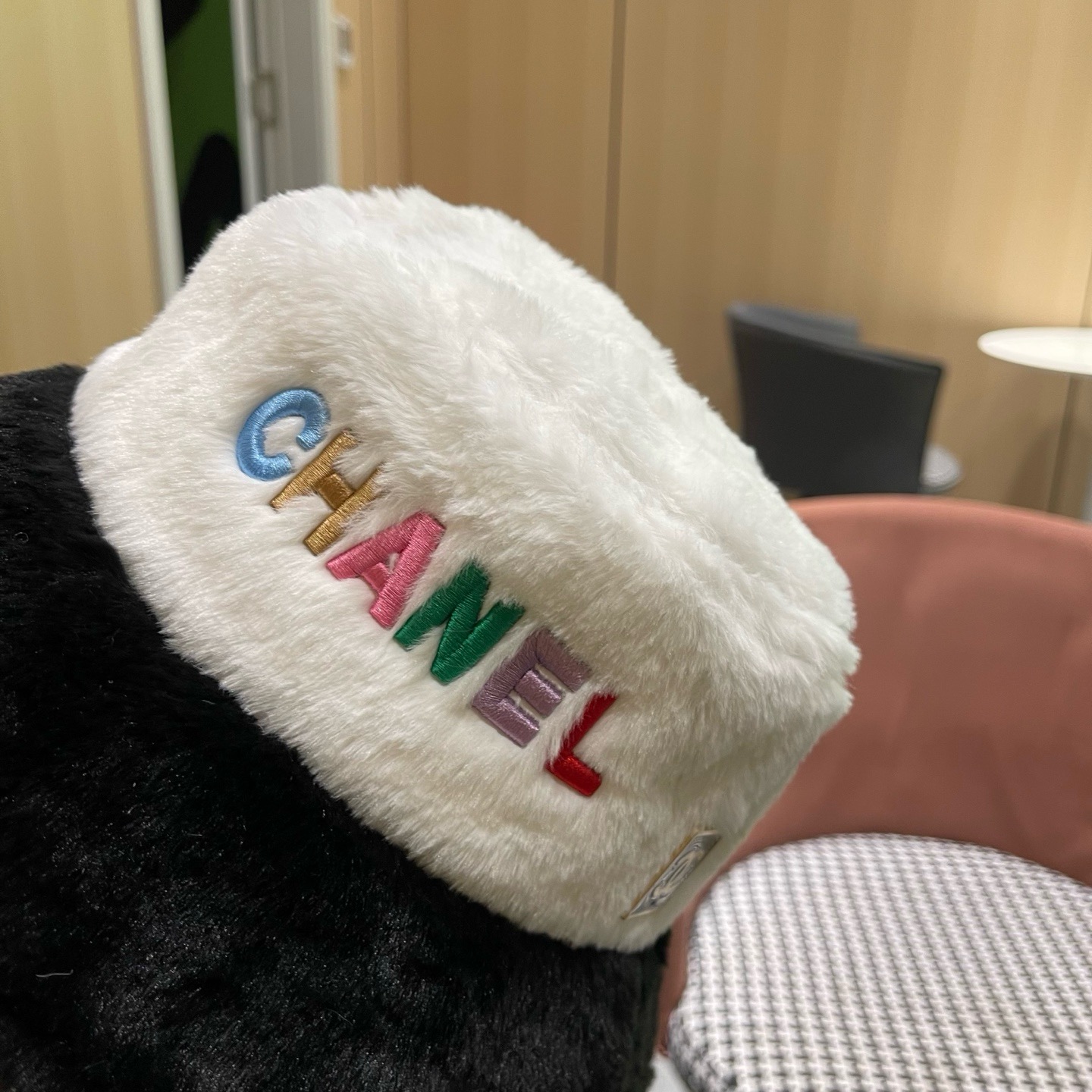 CHANEL香奈儿帽子女秋冬季显脸小字母毛绒渔夫帽加 厚保暖素颜遮脸百搭盆帽