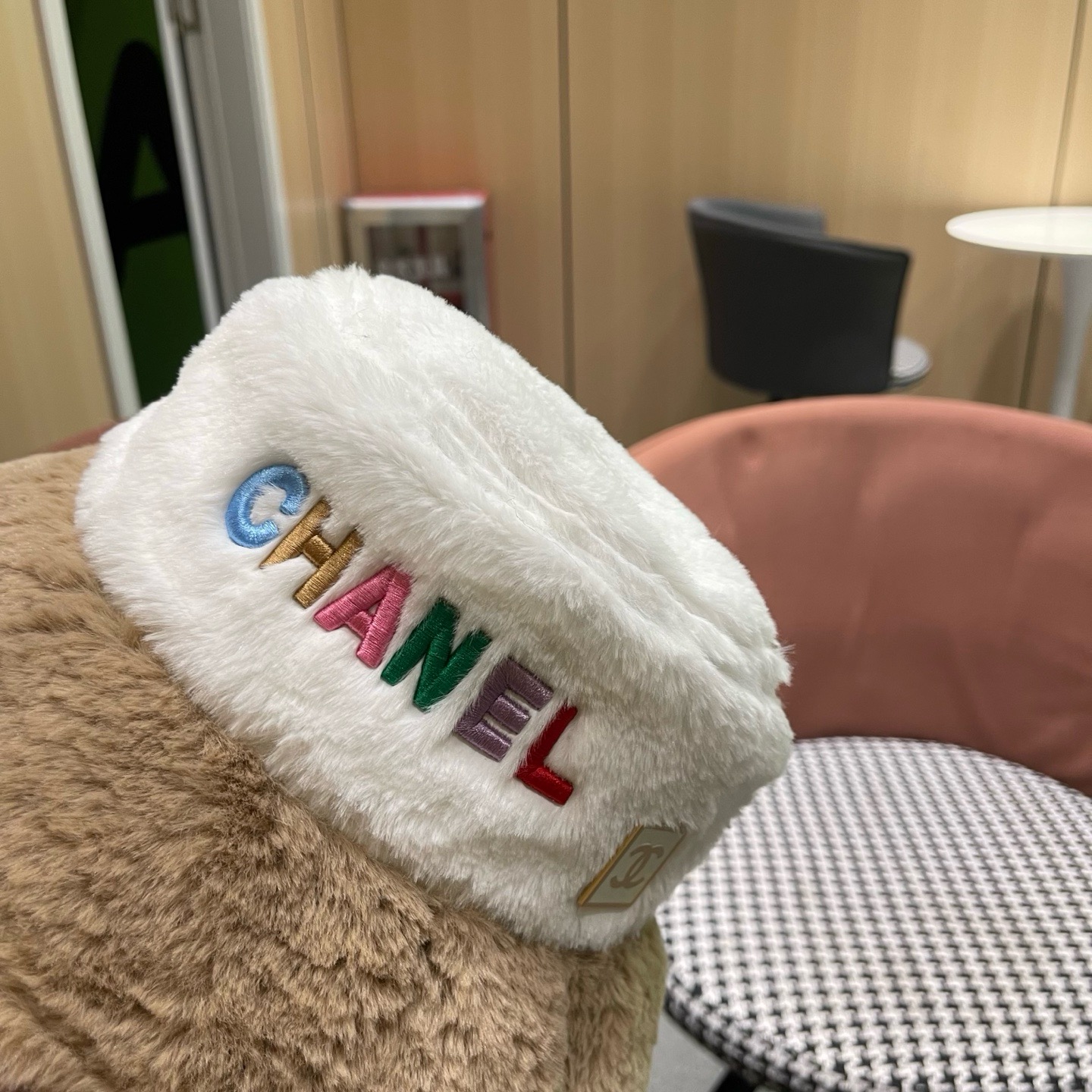 CHANEL香奈儿帽子女秋冬季显脸小字母毛绒渔夫帽加 厚保暖素颜遮脸百搭盆帽