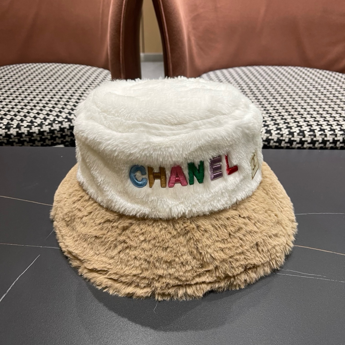 CHANEL香奈儿帽子女秋冬季显脸小字母毛绒渔夫帽加 厚保暖素颜遮脸百搭盆帽