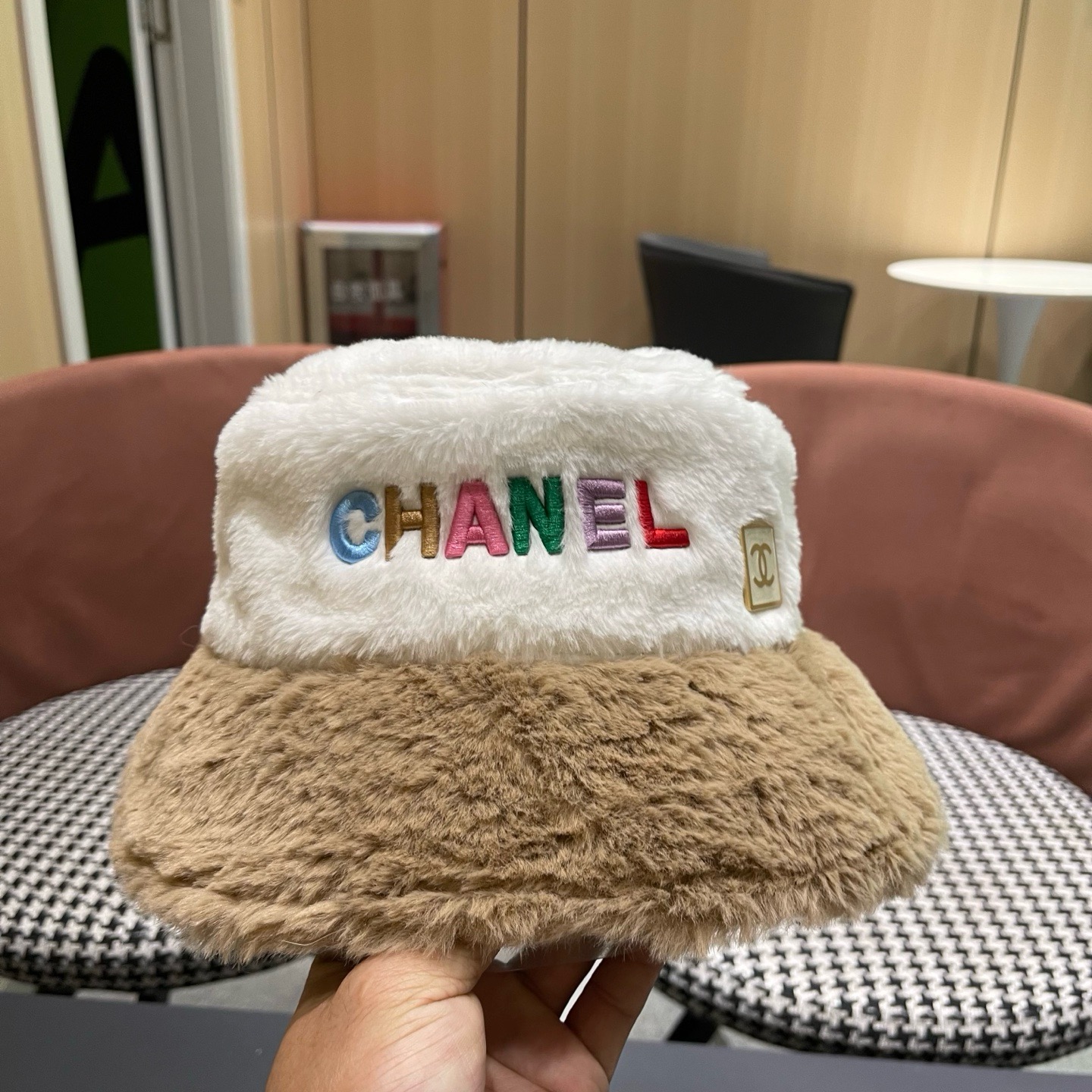 CHANEL香奈儿帽子女秋冬季显脸小字母毛绒渔夫帽加 厚保暖素颜遮脸百搭盆帽