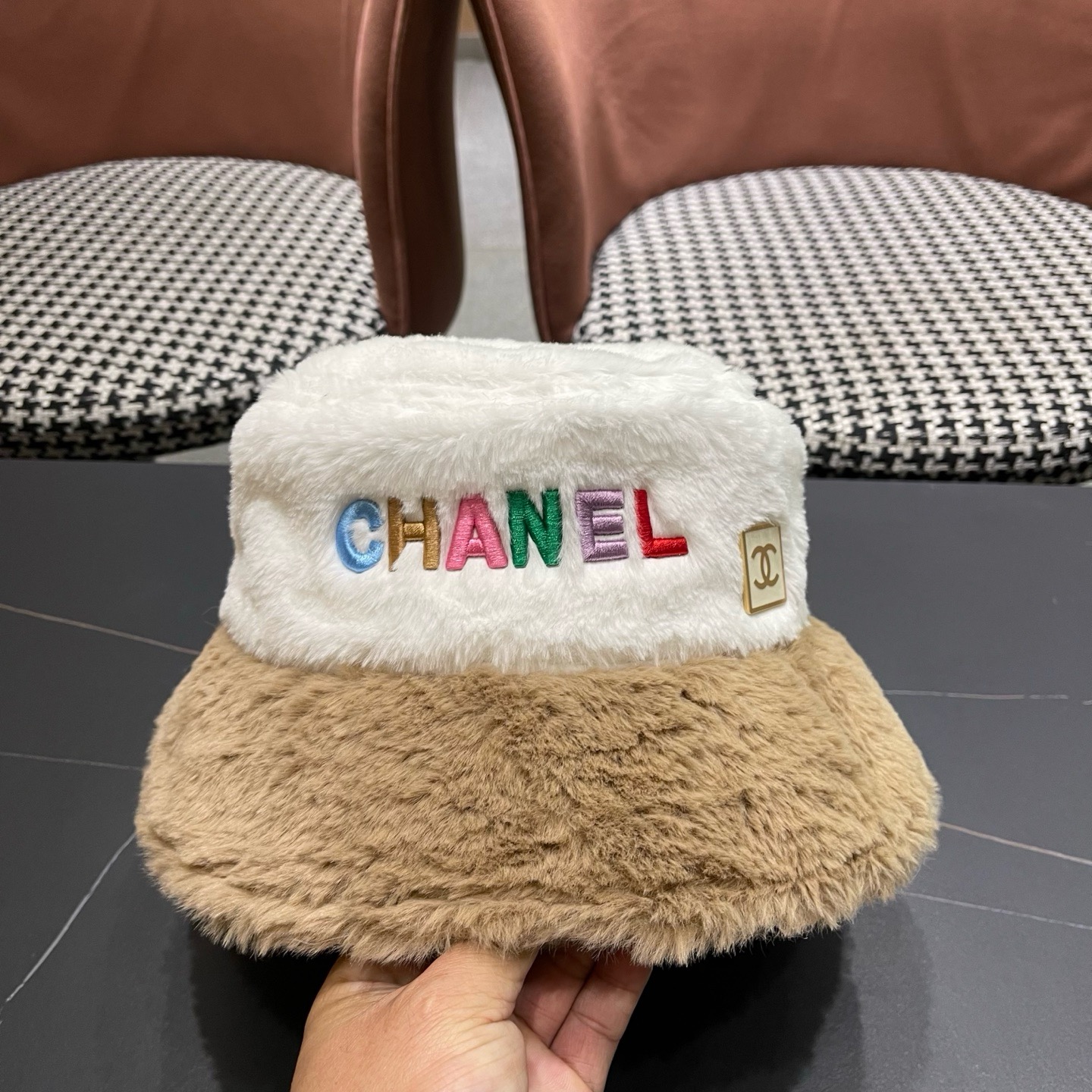CHANEL香奈儿帽子女秋冬季显脸小字母毛绒渔夫帽加 厚保暖素颜遮脸百搭盆帽