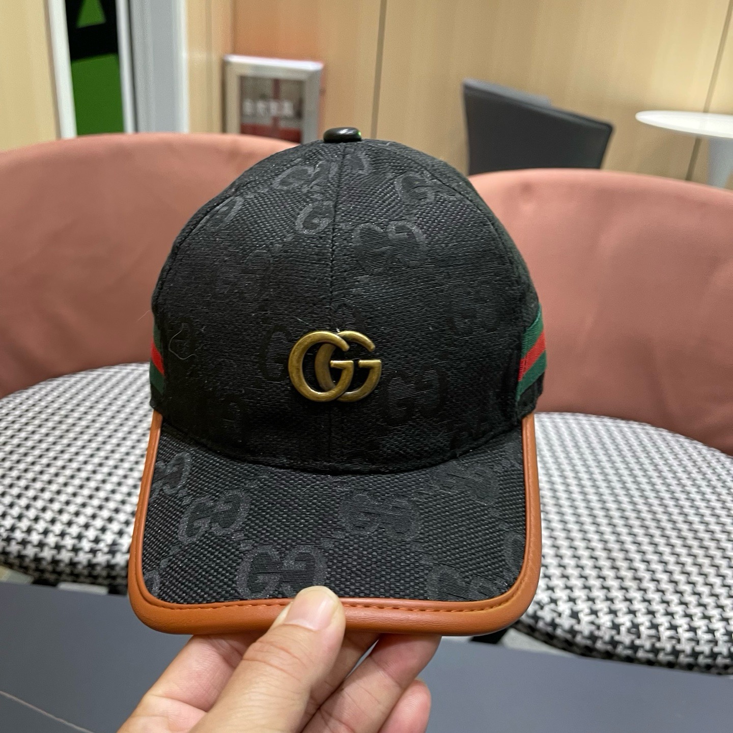 Gucci(古奇)经典原单棒球帽，1:1开模订制，质量超赞！帽檐头层牛皮压花，质量极好！基础头围56，贴片可调节，热卖款