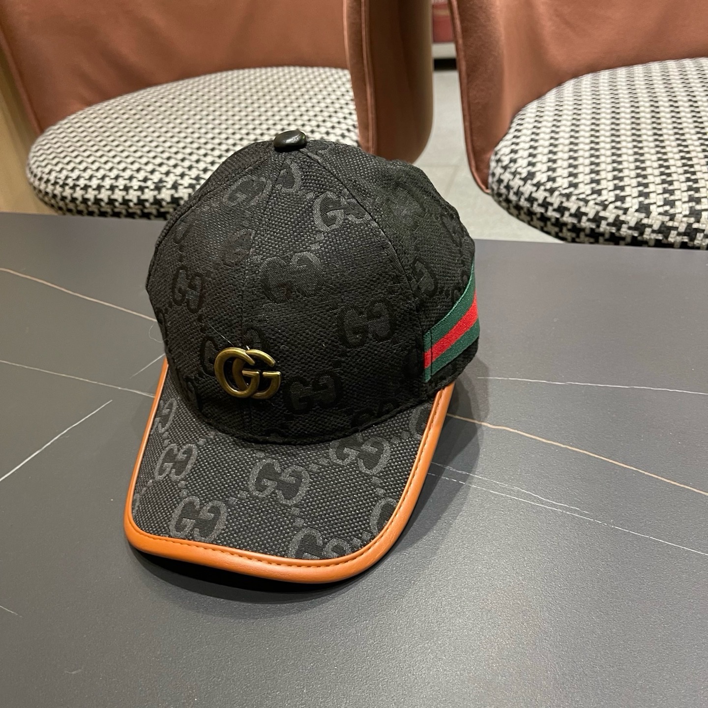 Gucci(古奇)经典原单棒球帽，1:1开模订制，质量超赞！帽檐头层牛皮压花，质量极好！基础头围56，贴片可调节，热卖款