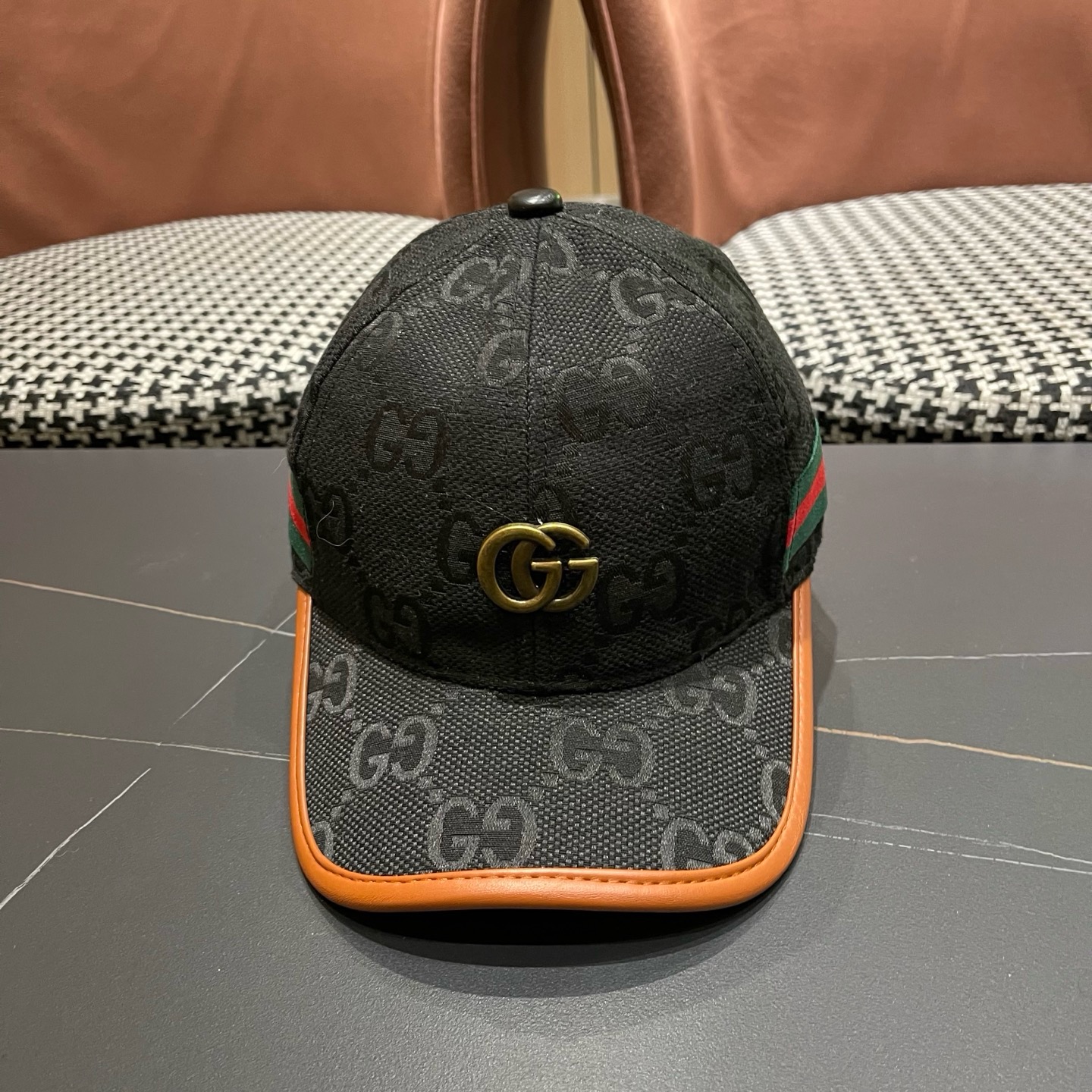 Gucci(古奇)经典原单棒球帽，1:1开模订制，质量超赞！帽檐头层牛皮压花，质量极好！基础头围56，贴片可调节，热卖款
