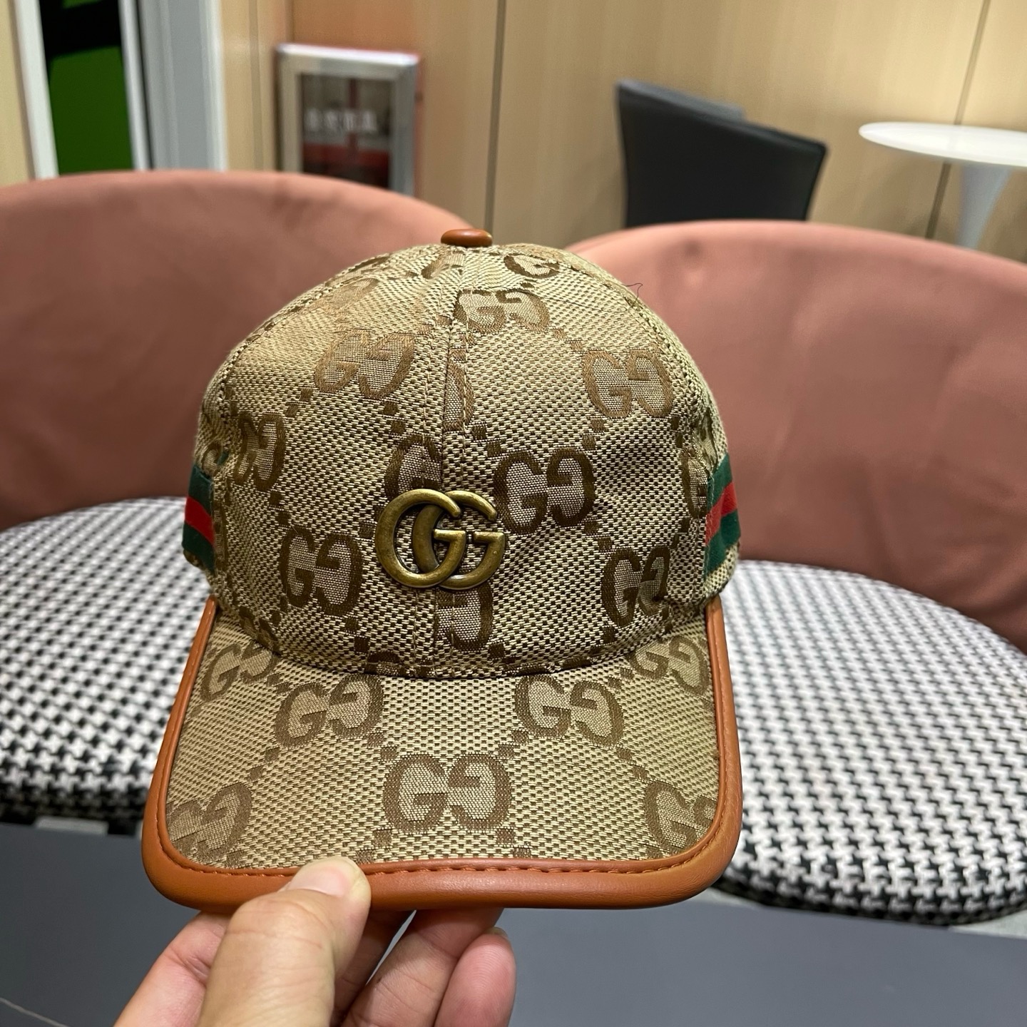 Gucci(古奇)经典原单棒球帽，1:1开模订制，质量超赞！帽檐头层牛皮压花，质量极好！基础头围56，贴片可调节，热卖款