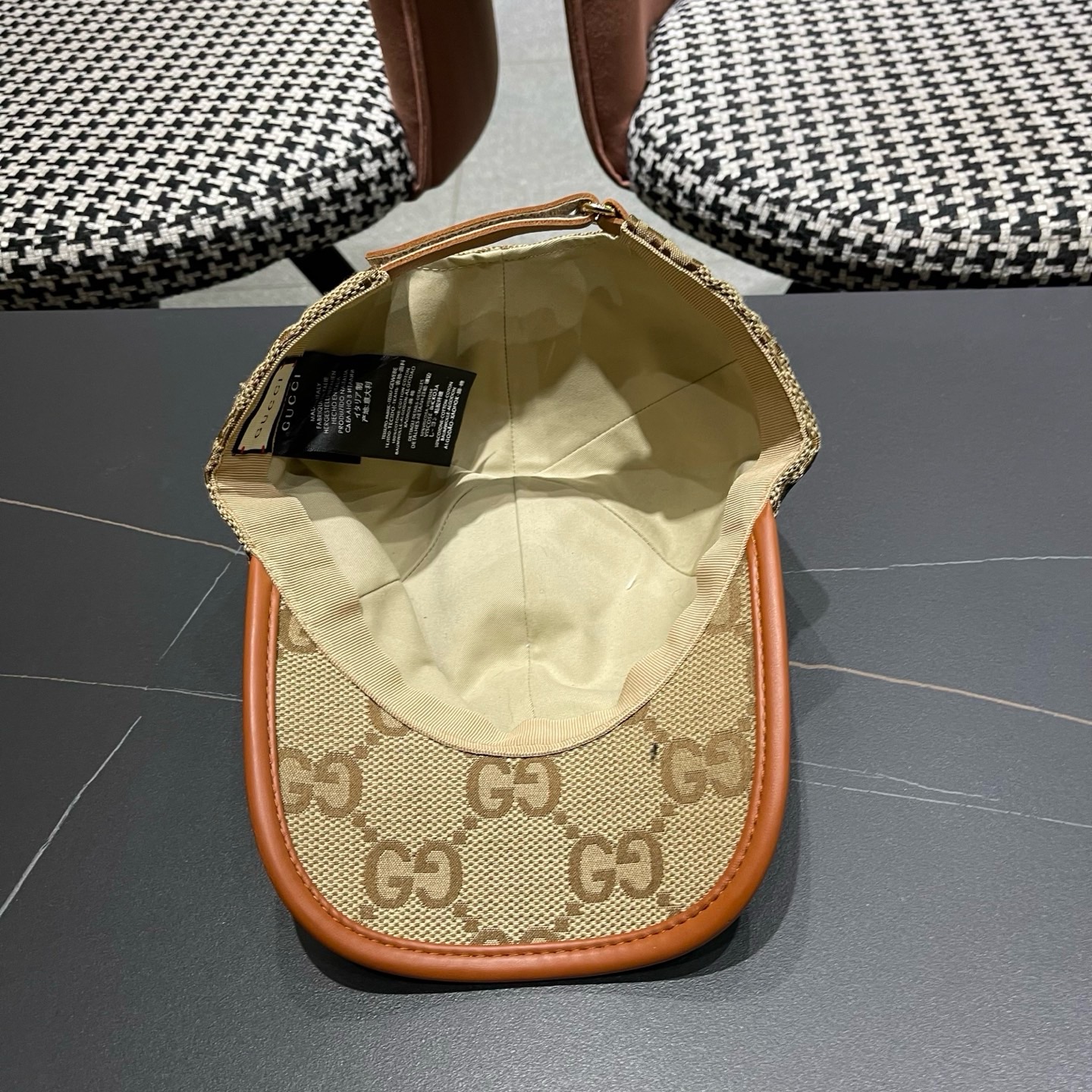 Gucci(古奇)经典原单棒球帽，1:1开模订制，质量超赞！帽檐头层牛皮压花，质量极好！基础头围56，贴片可调节，热卖款