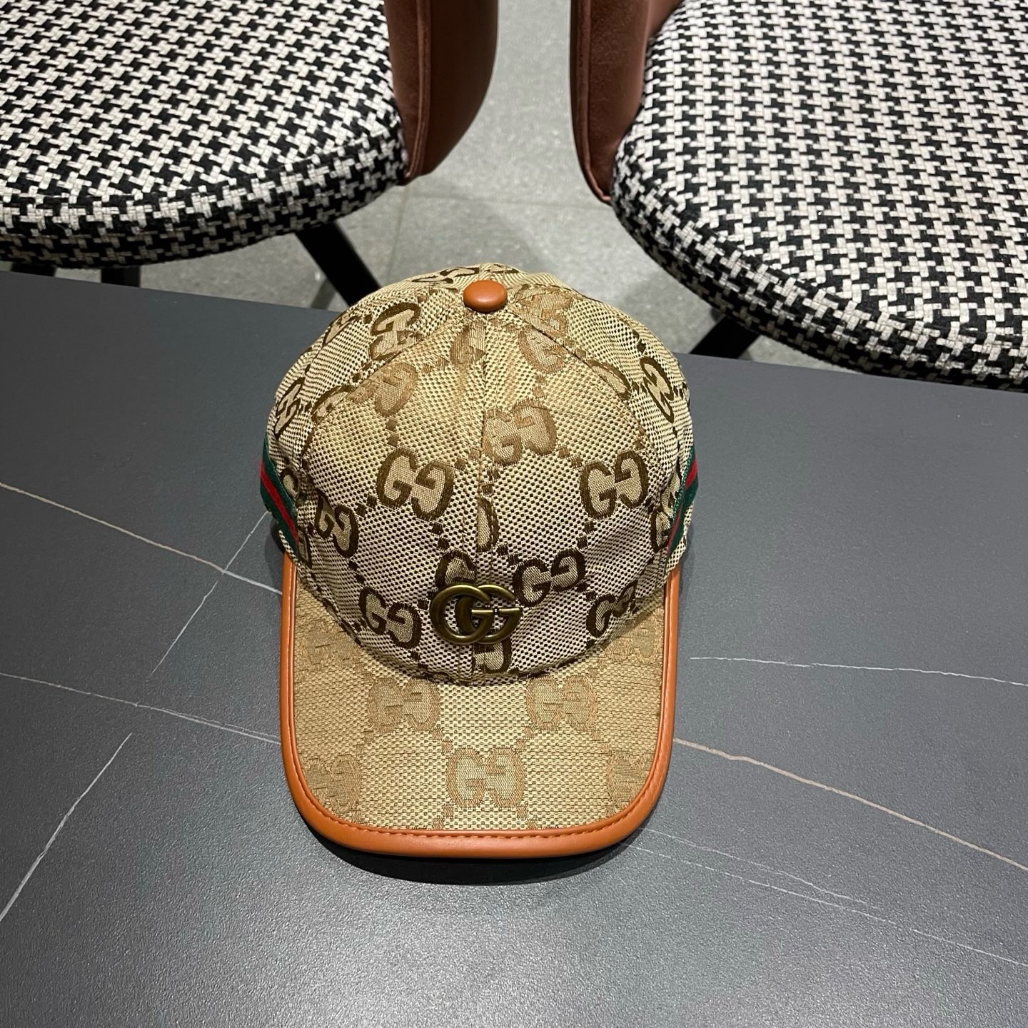Gucci(古奇)经典原单棒球帽，1:1开模订制，质量超赞！帽檐头层牛皮压花，质量极好！基础头围56，贴片可调节，热卖款