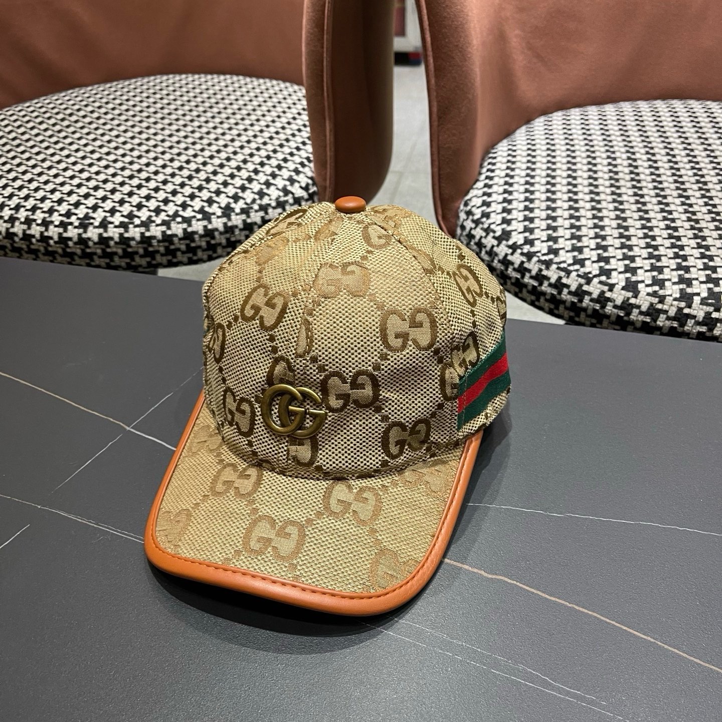 Gucci(古奇)经典原单棒球帽，1:1开模订制，质量超赞！帽檐头层牛皮压花，质量极好！基础头围56，贴片可调节，热卖款