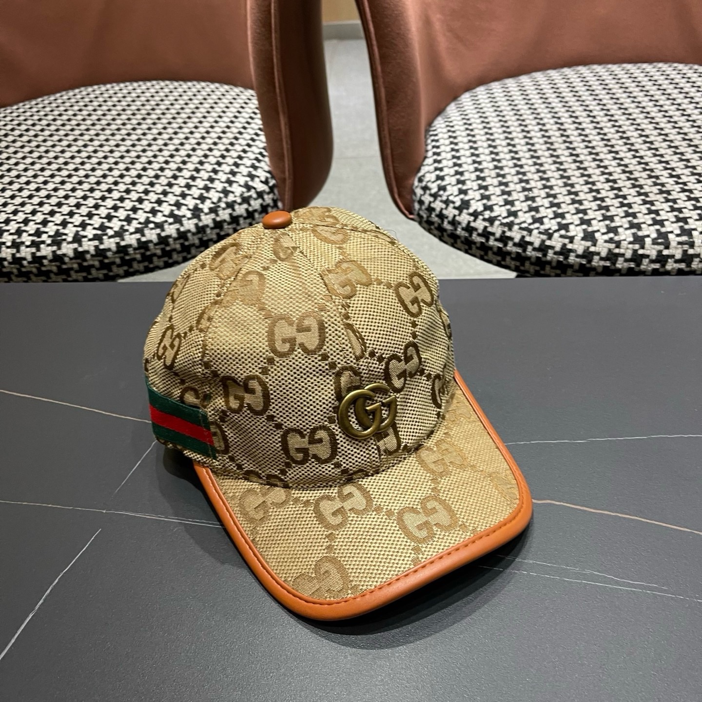 Gucci(古奇)经典原单棒球帽，1:1开模订制，质量超赞！帽檐头层牛皮压花，质量极好！基础头围56，贴片可调节，热卖款