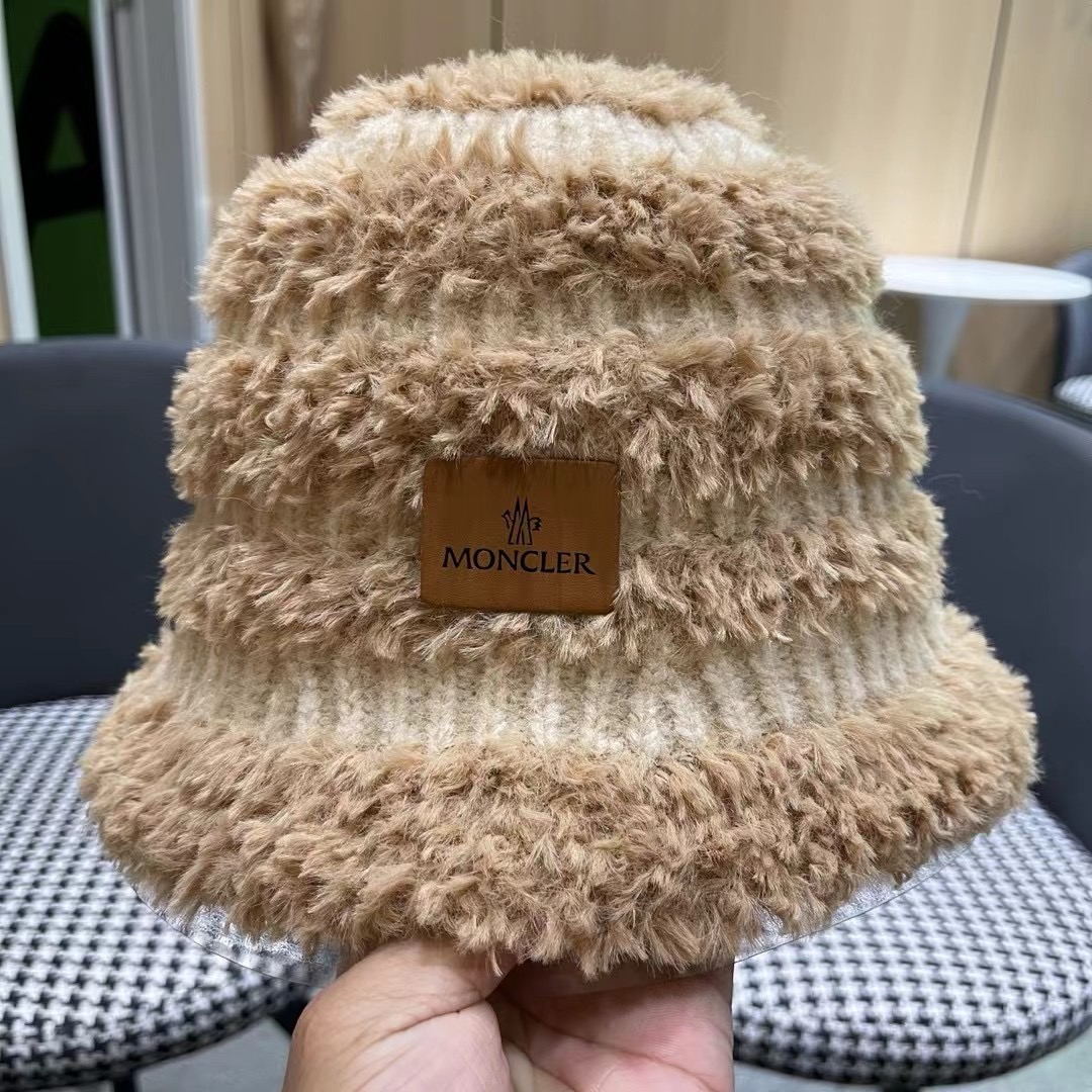 MONCLER蒙口🎩秋新款羊羔毛绒加厚高品质秋冬渔夫帽超火爆💖质感很赞，出街超好搭配！