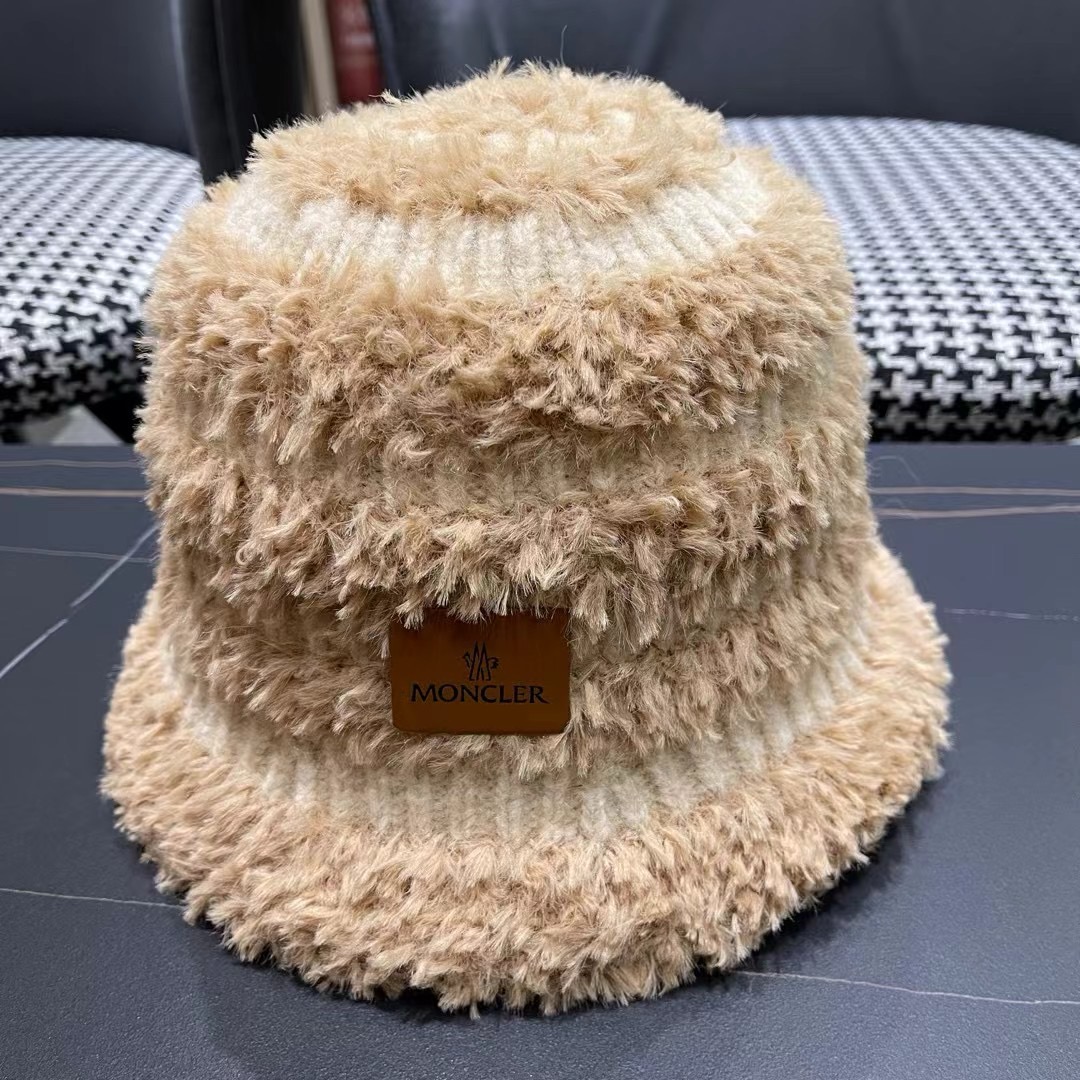 MONCLER蒙口🎩秋新款羊羔毛绒加厚高品质秋冬渔夫帽超火爆💖质感很赞，出街超好搭配！