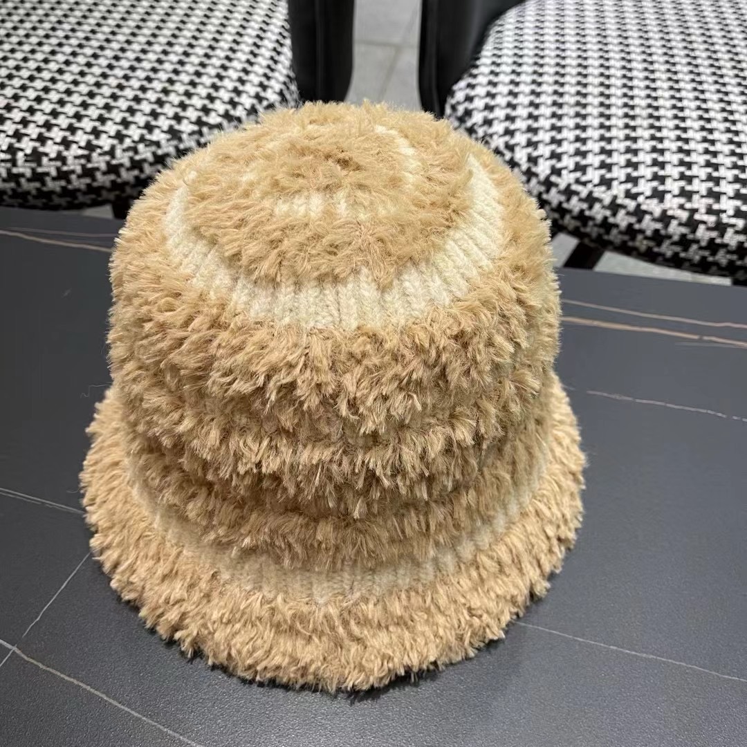 MONCLER蒙口🎩秋新款羊羔毛绒加厚高品质秋冬渔夫帽超火爆💖质感很赞，出街超好搭配！
