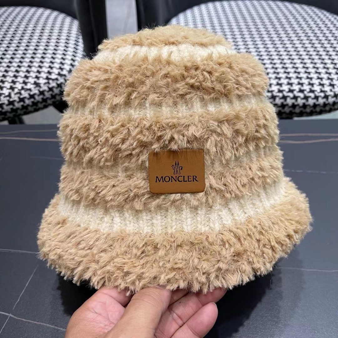 MONCLER蒙口🎩秋新款羊羔毛绒加厚高品质秋冬渔夫帽超火爆💖质感很赞，出街超好搭配！