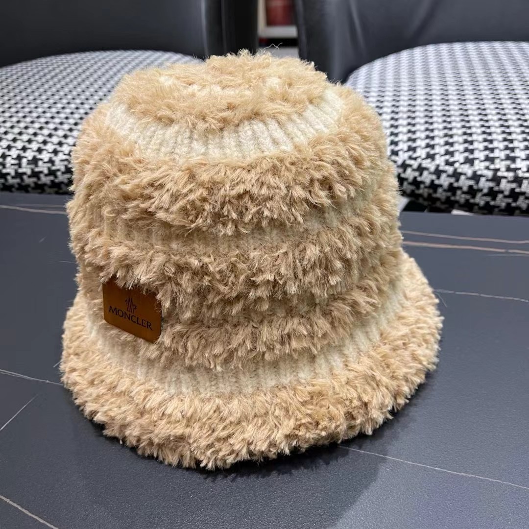 MONCLER蒙口🎩秋新款羊羔毛绒加厚高品质秋冬渔夫帽超火爆💖质感很赞，出街超好搭配！