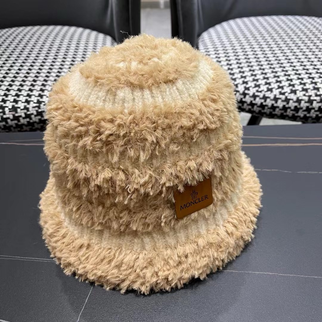 MONCLER蒙口🎩秋新款羊羔毛绒加厚高品质秋冬渔夫帽超火爆💖质感很赞，出街超好搭配！